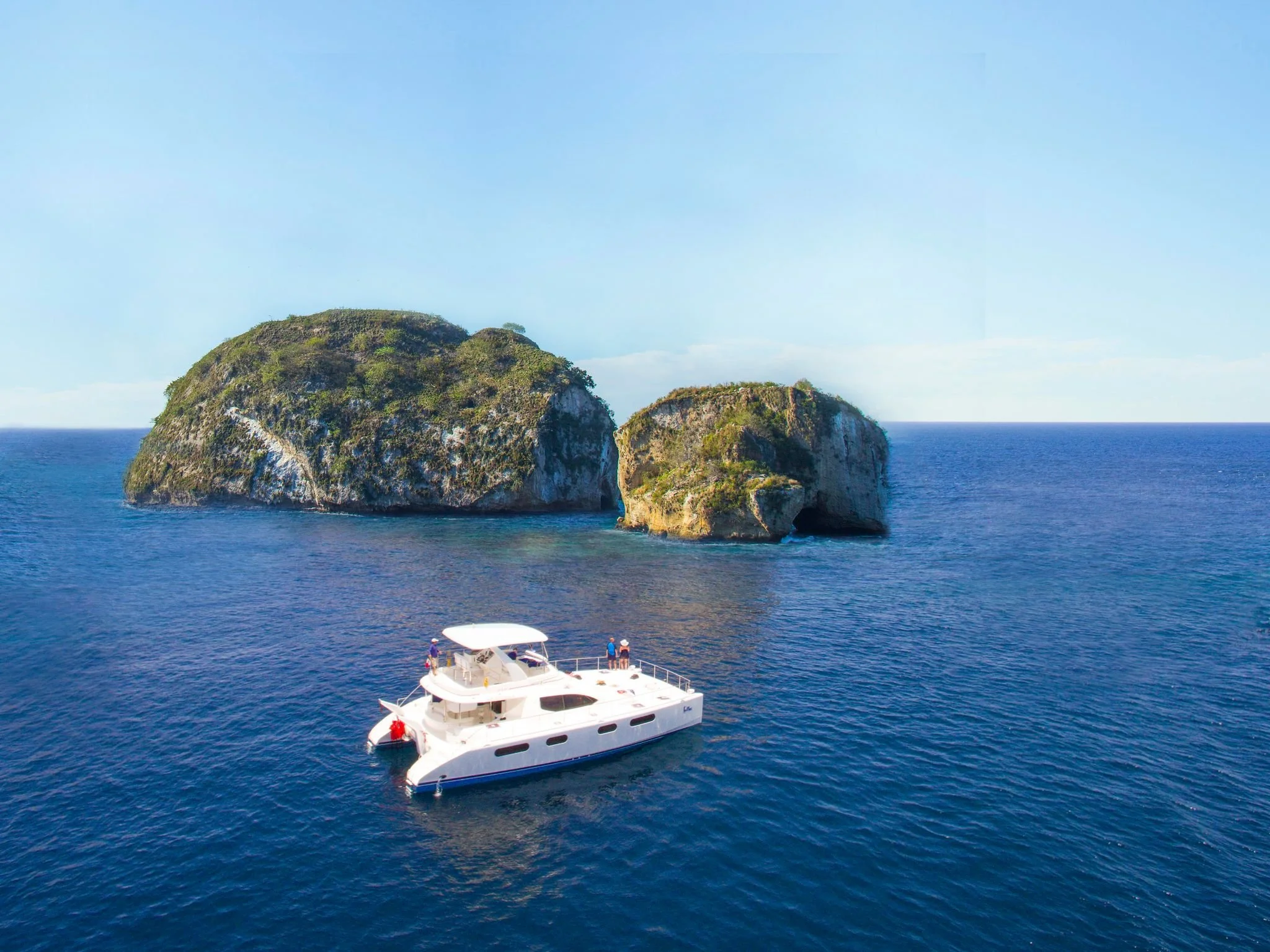 Luxury yacht sailing past Los Arcos on My Deztination private tour.