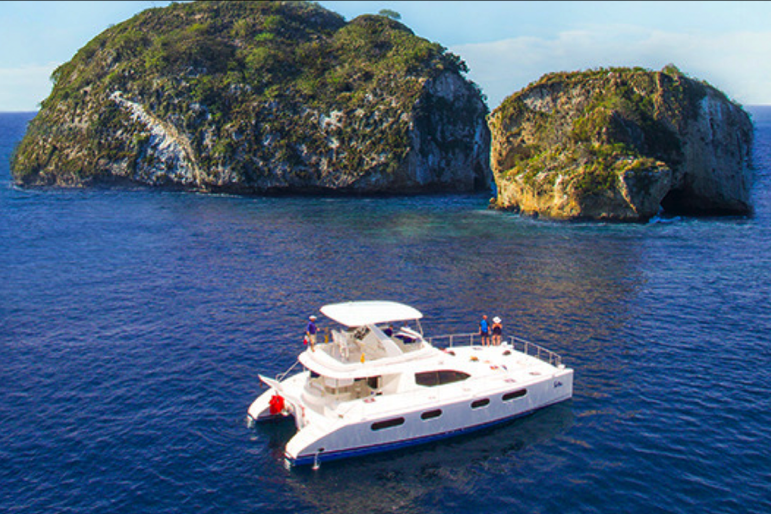 Catamaran anchored in front of Los Arcos with My Deztination guests.