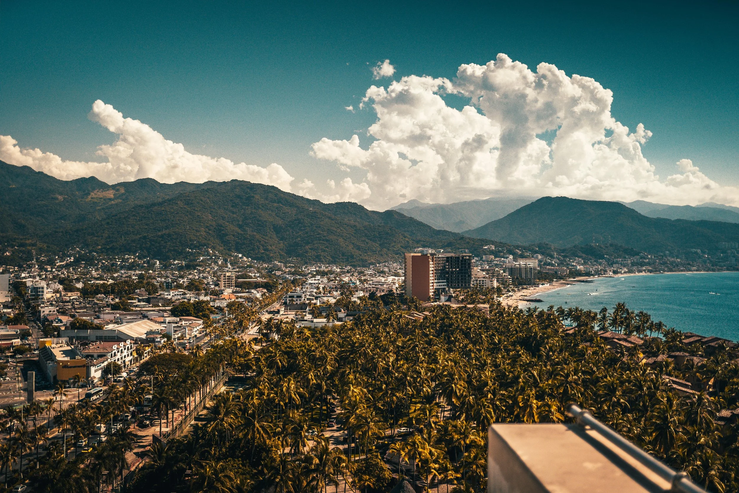 Restaurants, Cafés &amp; Bars With Air Conditioning in Puerto Vallarta (2026 Expat Guide)
