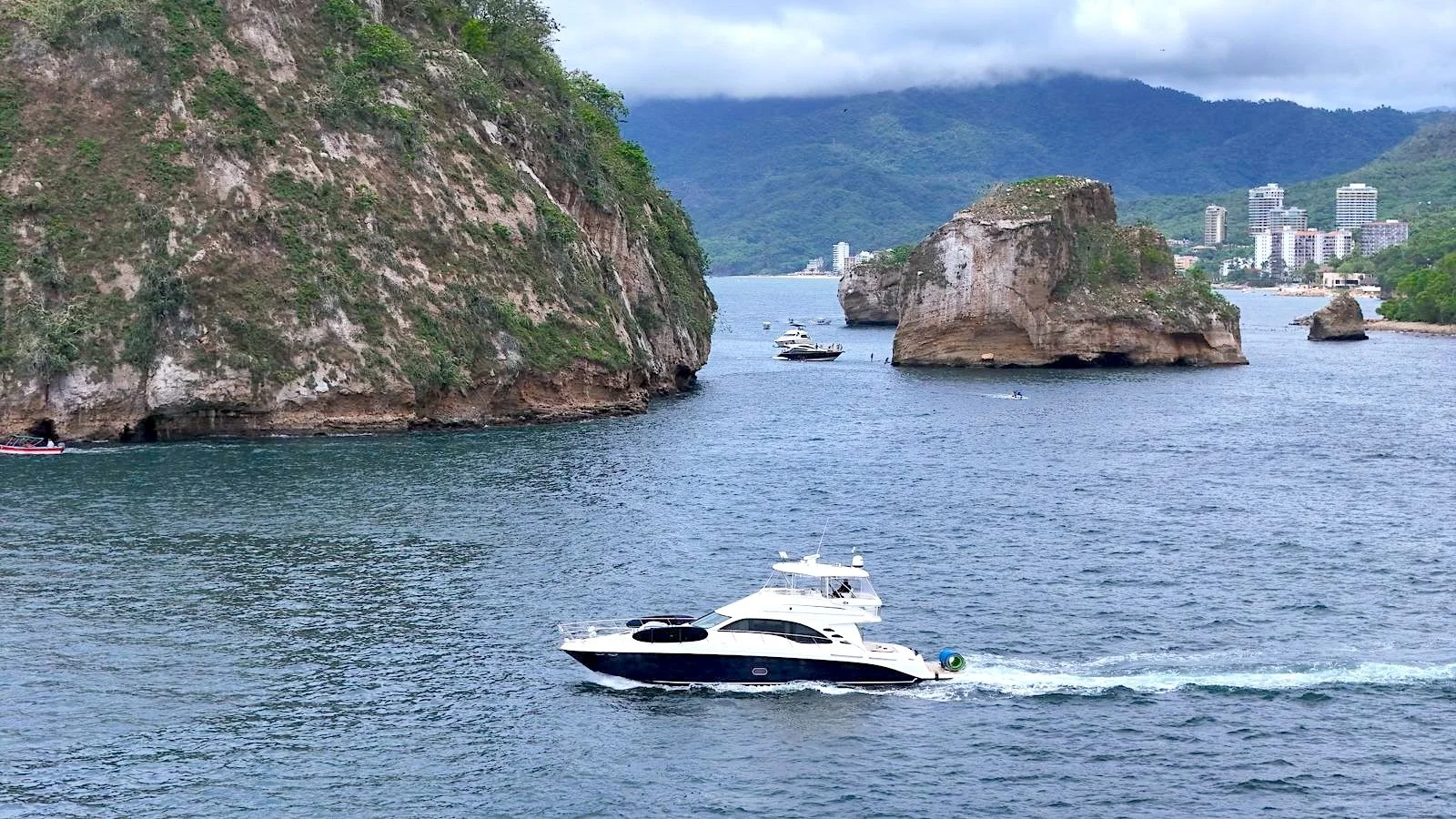 Luxury yacht sailing near Los Arcos on My Deztination private tour.