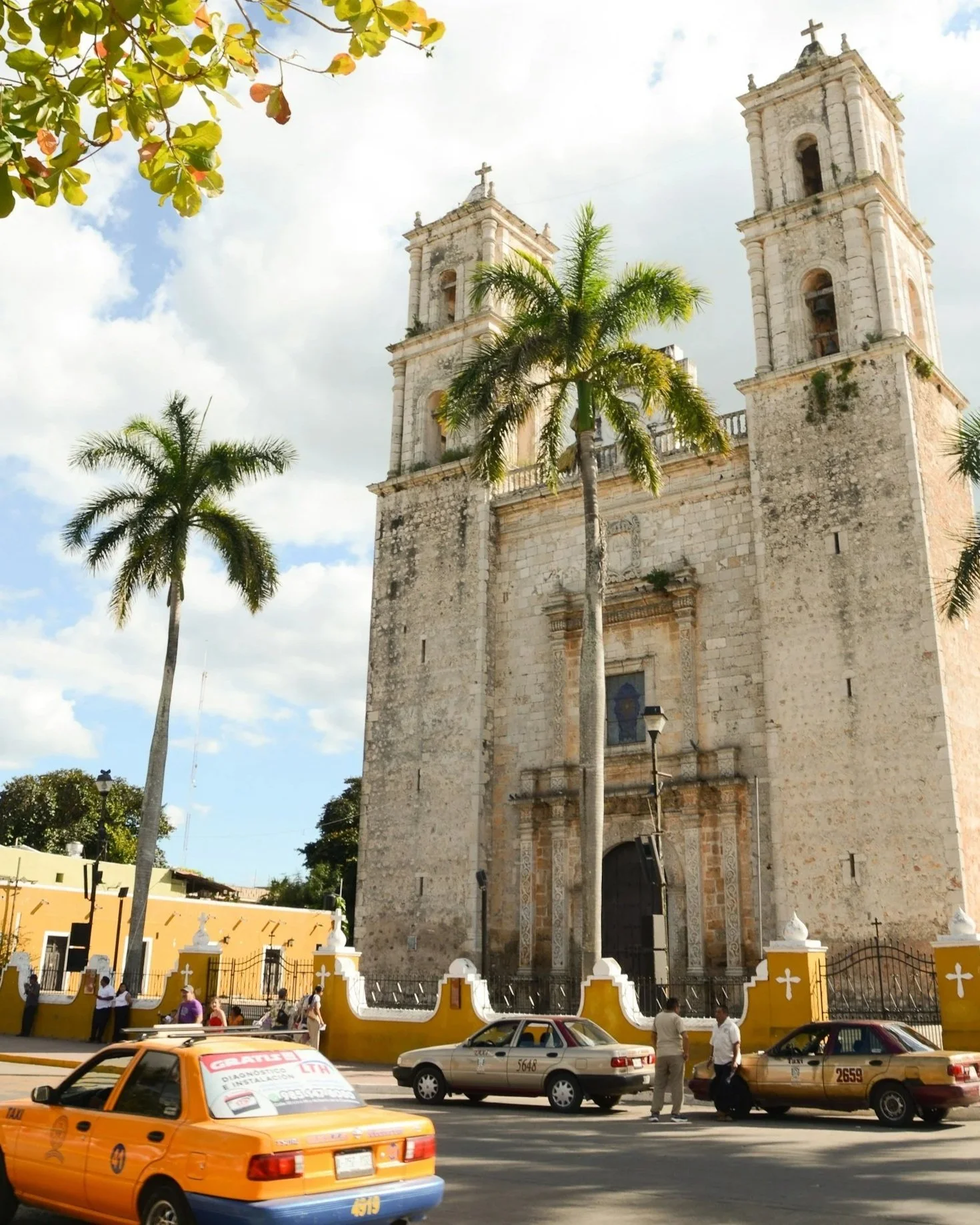 Taxis waiting on a Mexican street, My Deztination clients are prepared with all local transport options