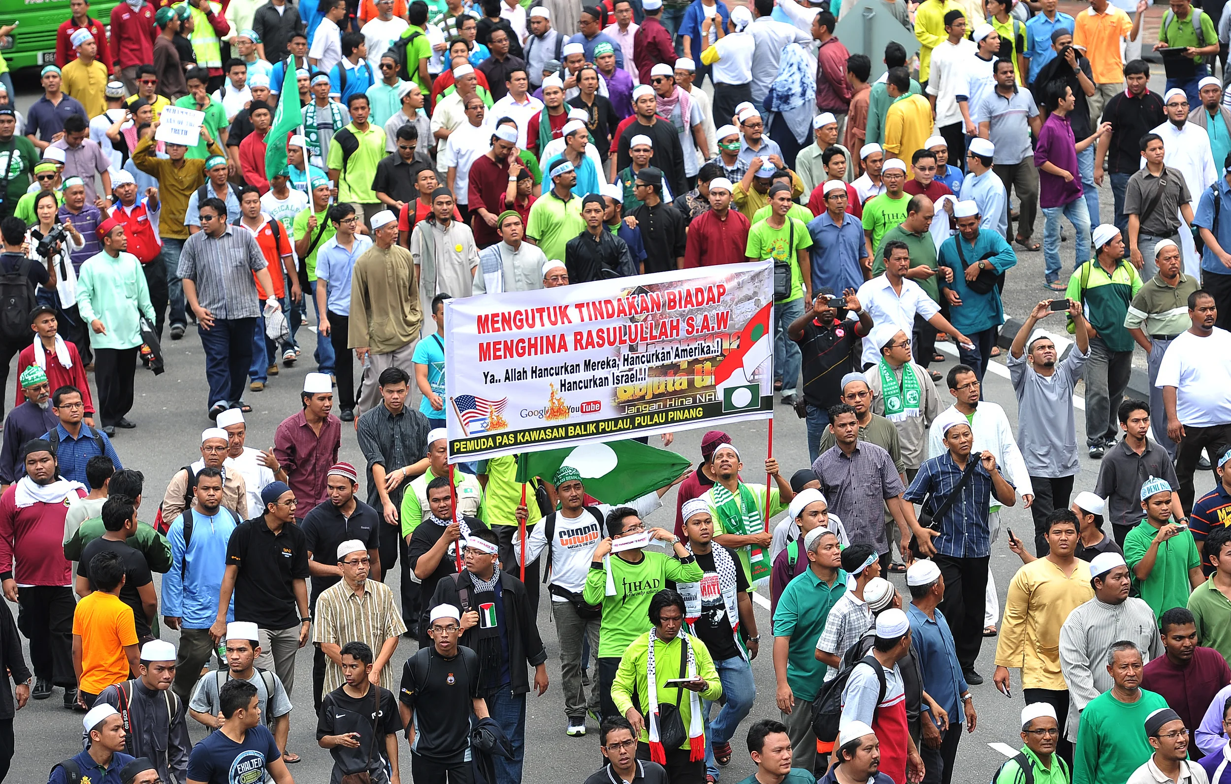 Kuala Lumpur, 21/09/2012. Malaysian Muslim demonstrators march towards the US embassy against an anti-Islam film, "Innocence of Muslims" and the publication of caricature of the Holy Prophet Muhammad..Pic FIRDAUS LATIF -Wiki Commons