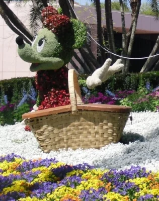 Mickey Minnie Pluto picnic and kite topiary (1).JPG