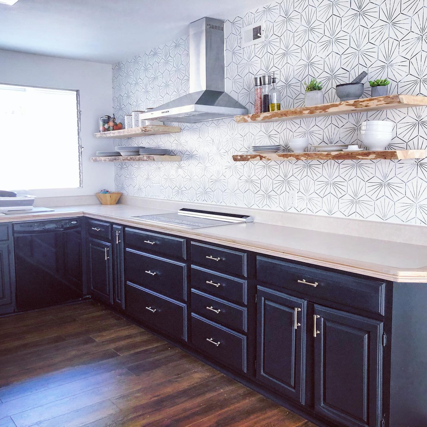 Excited to share this kitchen makeover! Swipe to see the Before &amp; After. 

Minimal Budget Project:

☑️Light Demo
☑️Refinished Kitchen Cabinets
☑️Painted Backsplash wall
☑️New hood cover
☑️New cabinet pulls
☑️Floating live edge shelves

#h2finishe