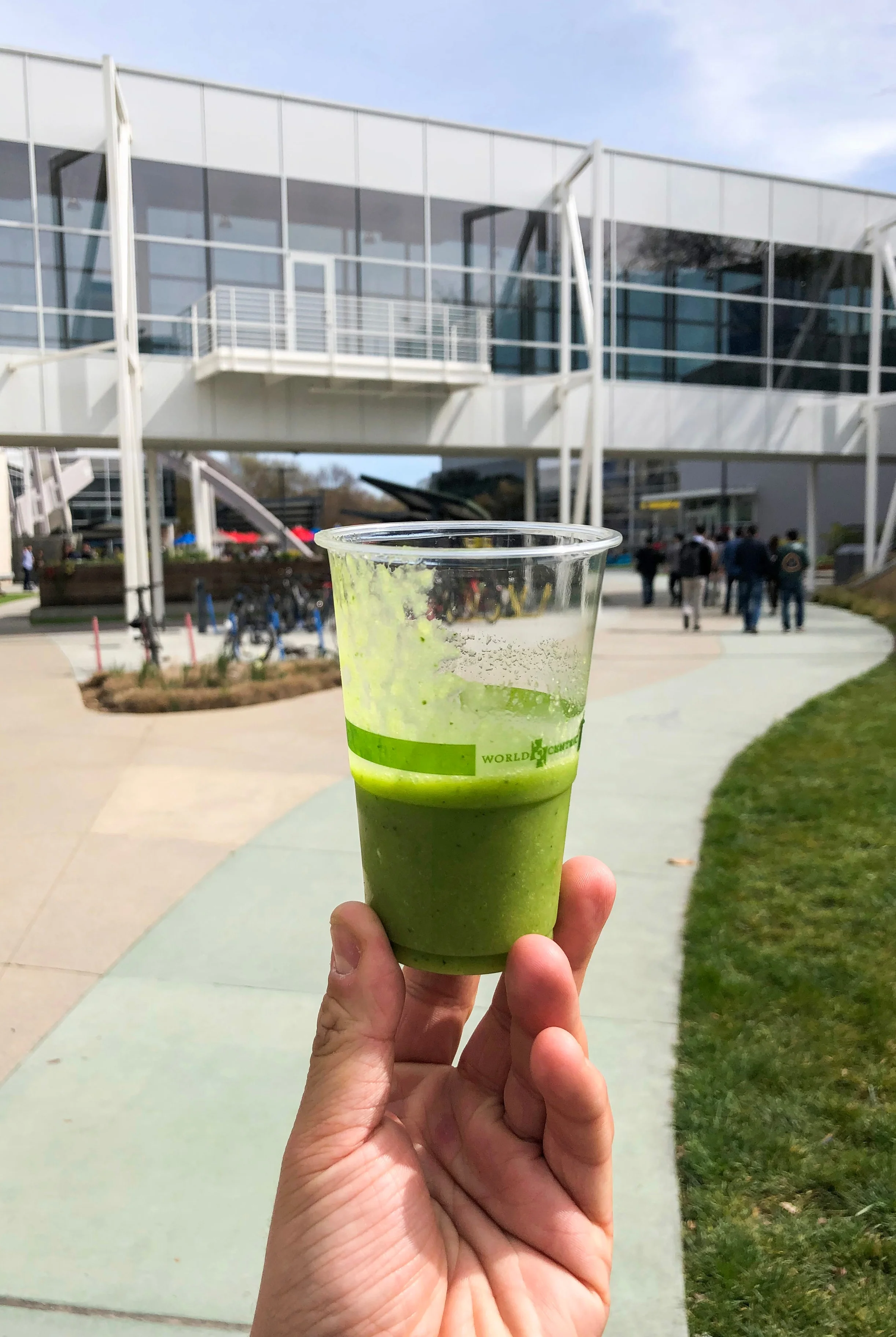 Grüner Smoothie aus der Google Kantine, getrunken auf dem Campus.