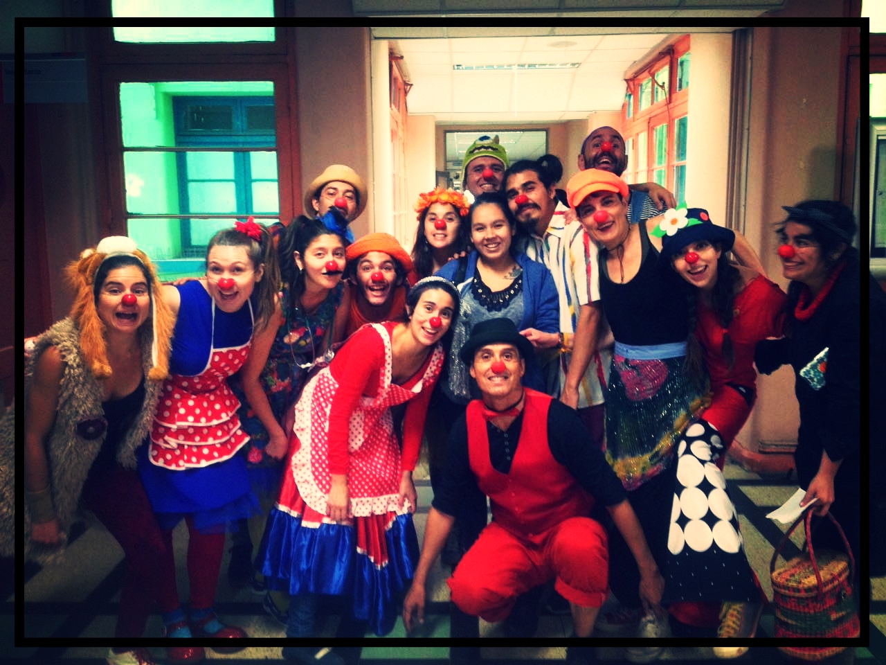 CLOWNSIENTE workshop + intervention in Roberto del Río kids hospital of Santiago. The same weekend, Patch Adams was in town. "Humor is an antidote to all ills."