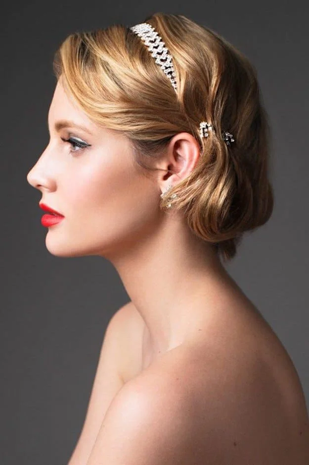 Modern Classic: A modern bridal makeup is something that brings a bit of old Hollywood glamor into your makeup. If you want to know how to do bridal makeup like this, it boils down to two things: a cat eye and a bright red lipstick that will make everyone go va-va-voom. Don’t forget to swipe on a bit of highlighter on your cheekbones to finish the look!