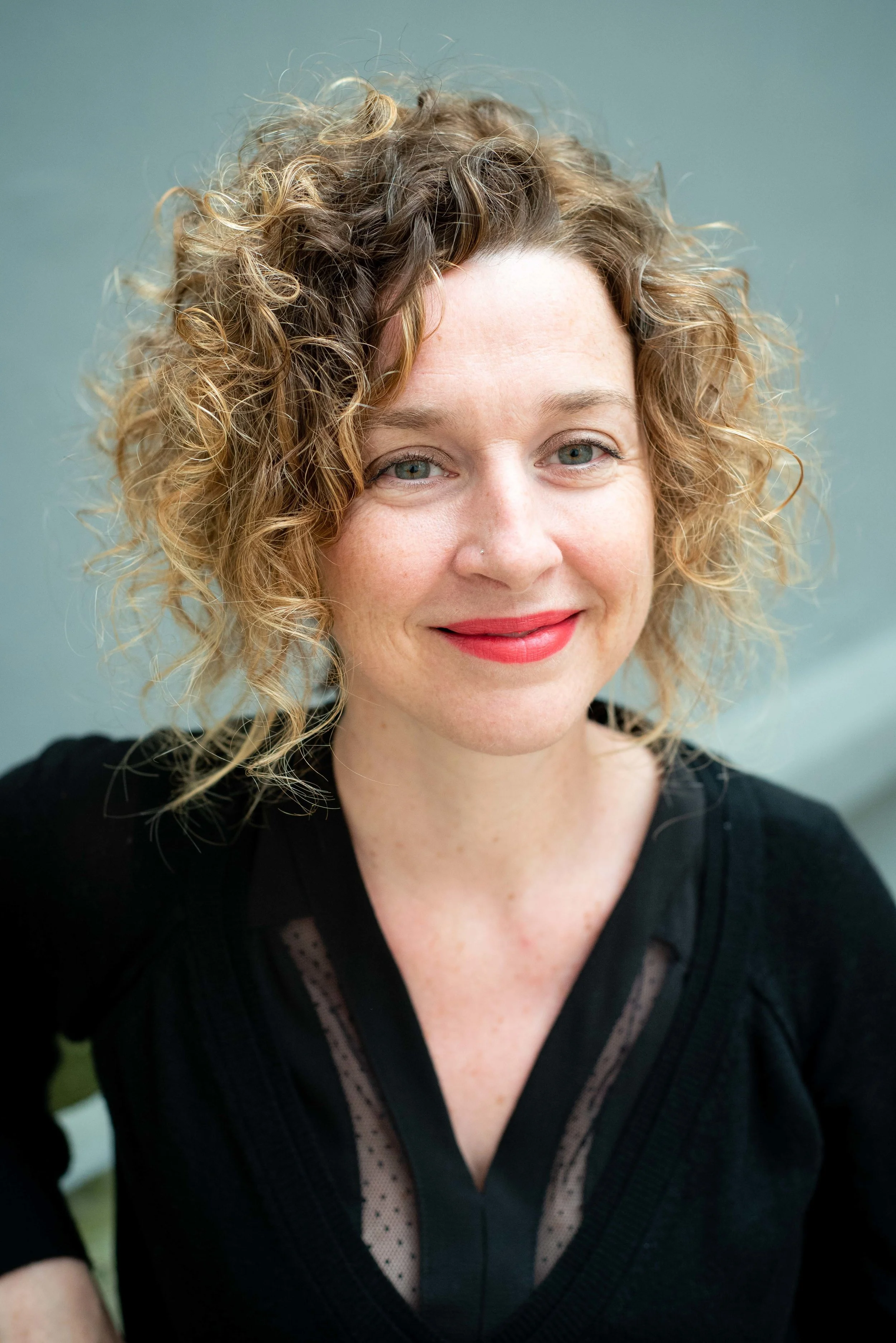 INGRID Fonction : Responsable des opérations. Valeurs : Etre proche de l’humain, défendre le féminin, promouvoir la bienveillance et la confiance en soi. Passions : Développement personnel et psychologie. J’aime apprendre sur l’humain et échanger. Toi en 3 mots : Empathie, curiosité, conscience.