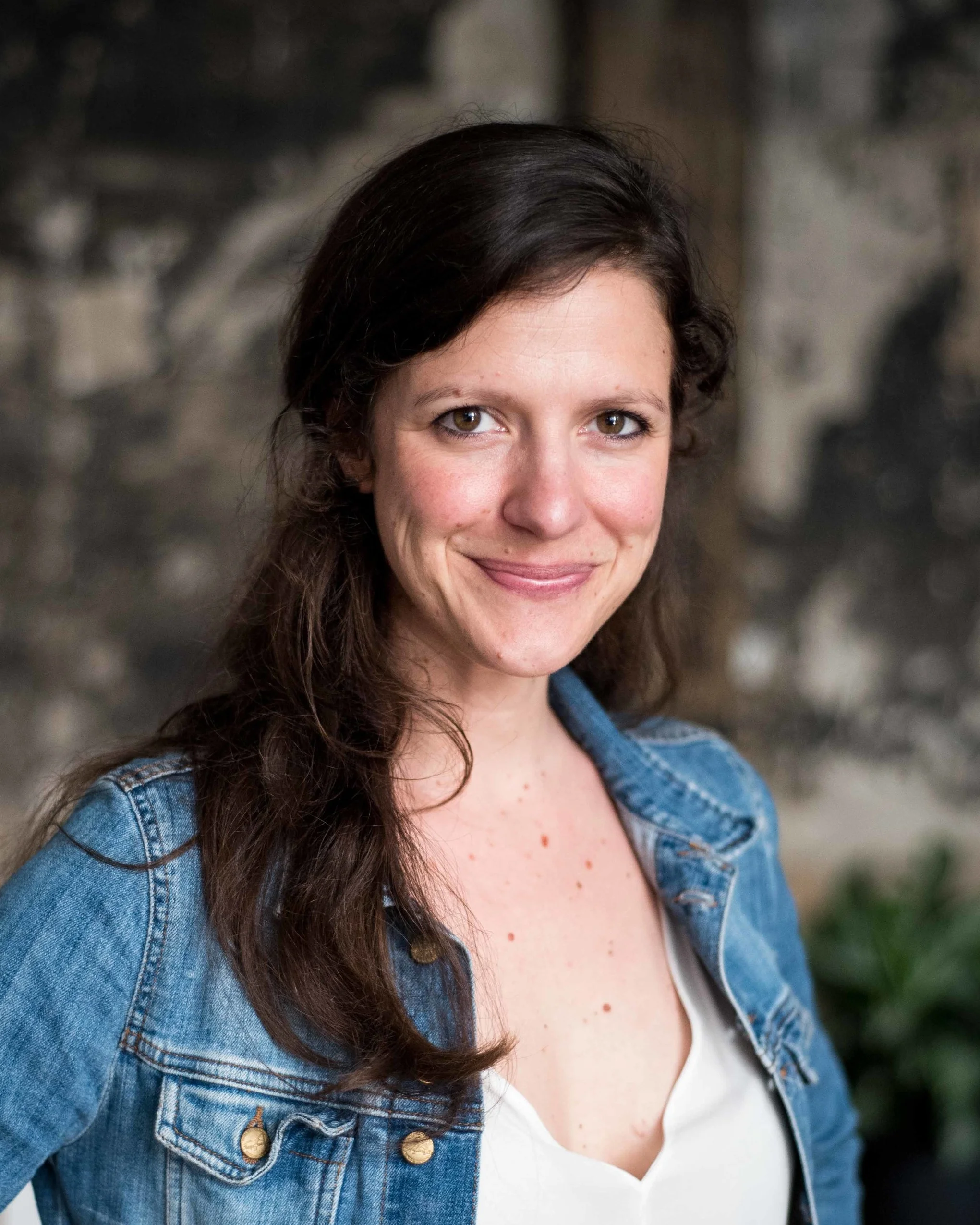 MARINE GALLAND Marine a travaillé dans la distribution pendant 10 ans sur des postes de consultant, chef de projet et manager d'équipe. Animée par l'humain et le potentiel qu’elle découvre dans chaque individu, elle est devenue coach professionnelle et formatrice soft-skills. C’est en tant que comédienne improvisatrice, coach sportif et blogueuse que Marine mobilise ses talents. Elle utilise les ressorts du théâtre d’improvisation et autres outils de développement personnel (Coaching, CNV) pour révéler la puissance des individus et du collectif. Longtemps questionnée sur la nature et la place de la femme dans la société, elle en a fait ses sujets d’exploration privilégiés dans ses projets artistiques et d’accompagnement. Elle rejoint Self Collective en 2017 pour aider les femmes à se faire confiance, à oser et se réaliser.