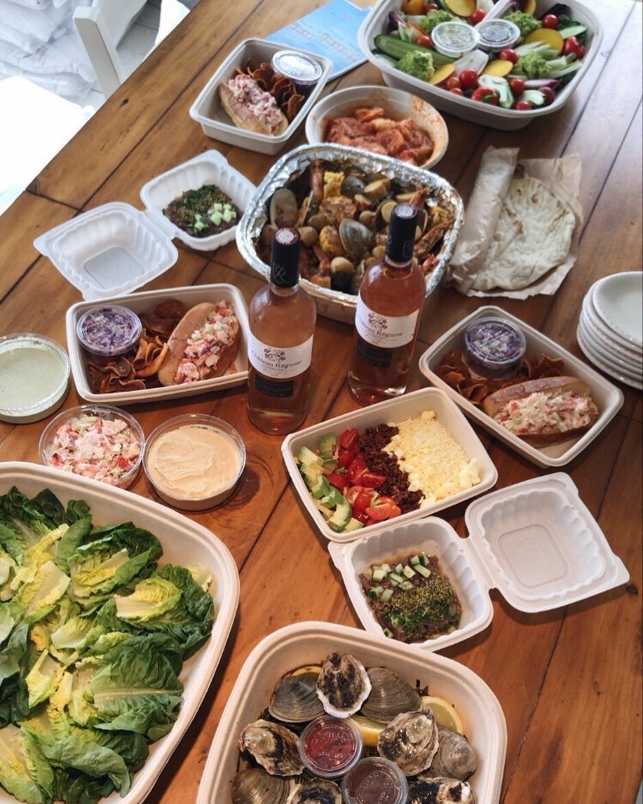 Enjoy lunch on the water delivered from @duryeaslobsterdeck to the anchorage at Crescent Beach, Shelter Island. Order now at rideshore.com/duryeas