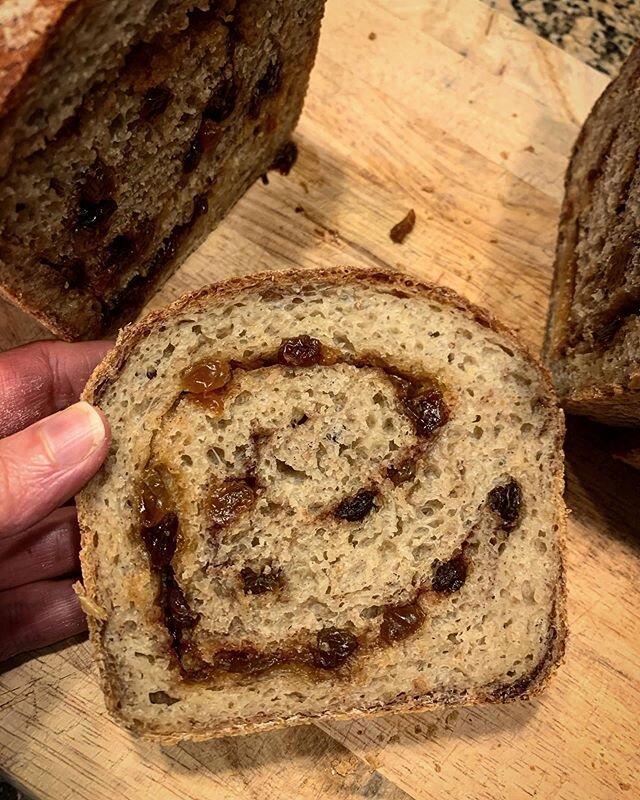 Nighttime bake! Honey-Raisin cinnamon swirl oat bread! The oat bread recipe we posted a while ago is really versatile(and good utilization of the oat leftovers if you have jumped on the homemade oat milk train).We cooked the raisins in a little honey