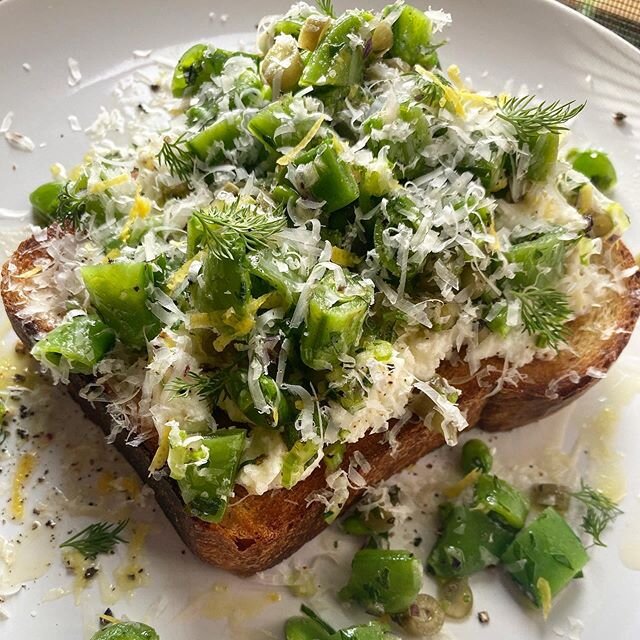 Over 80 in Harrisburg tonight, looking for 1 good dinner involving zero burners. Bread in the toaster, snap peas blanched with the electric kettle.  Dilly beans. Dill from the garden. Castelvetrano olive oil, @caputobrothers ricotta, and a little wil