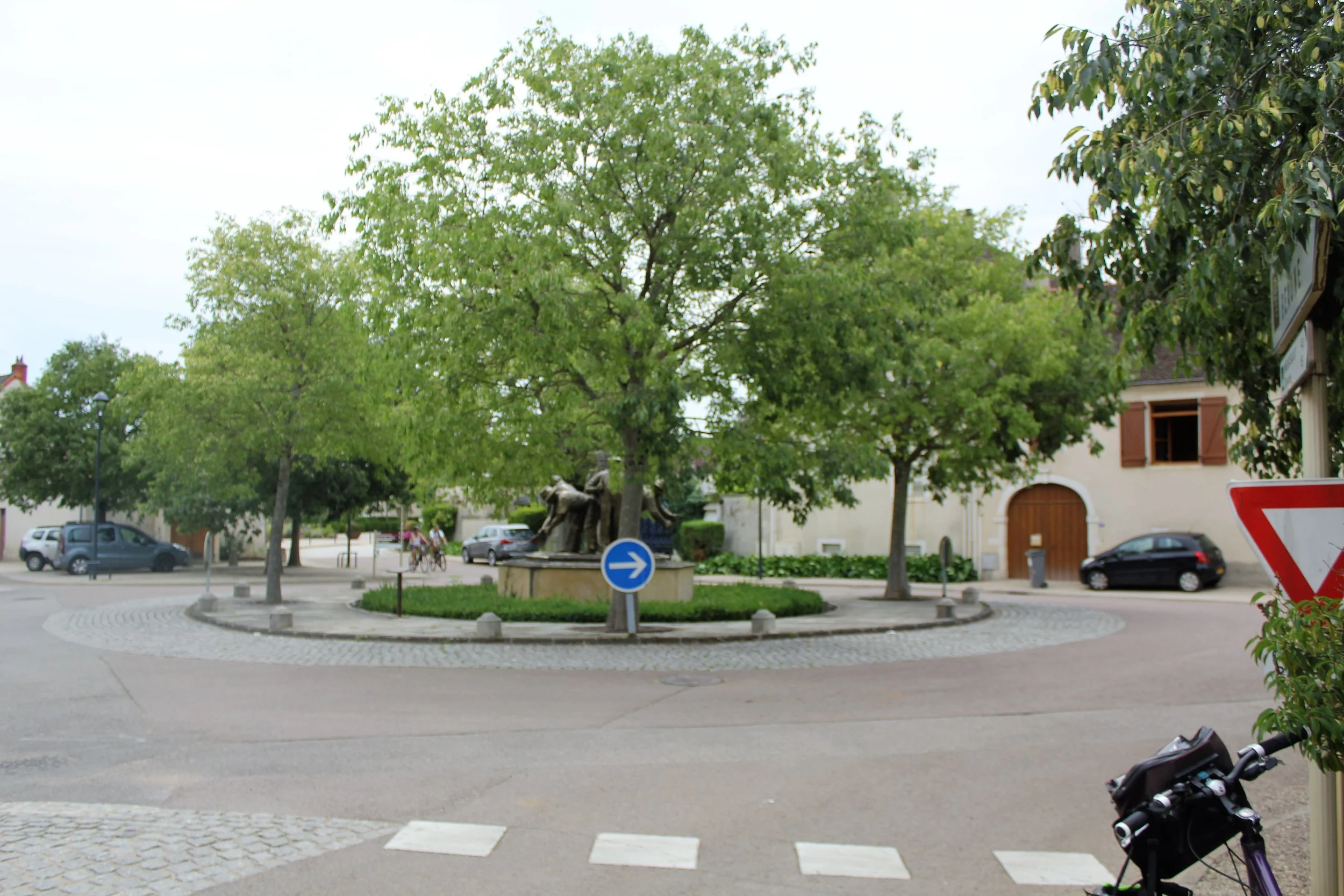 Caveau de Puligny-Montrachet is just to the right -- Feel free to make a victory lap first!