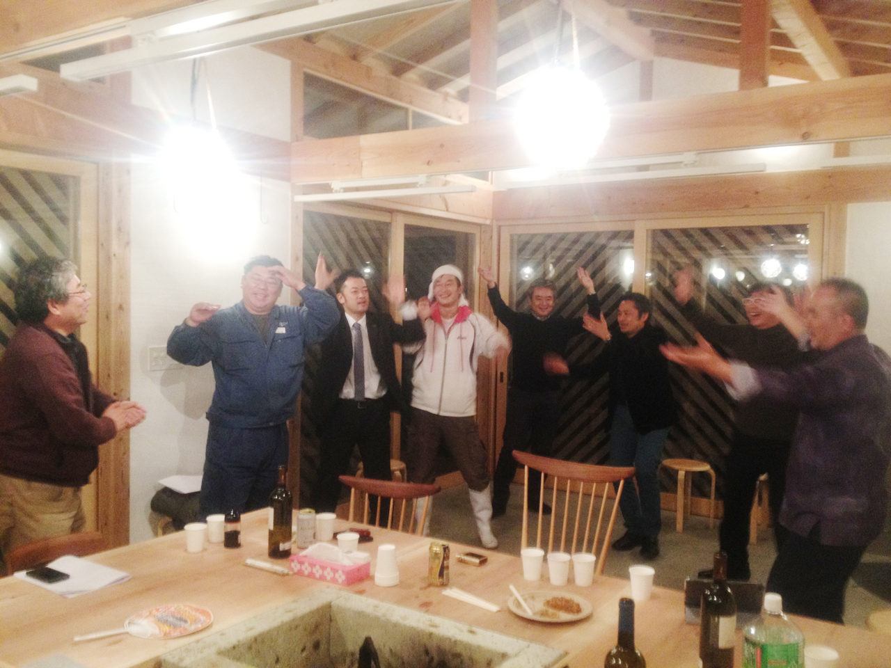 竣工を祝って呑み、食べ、歌う.jpg
