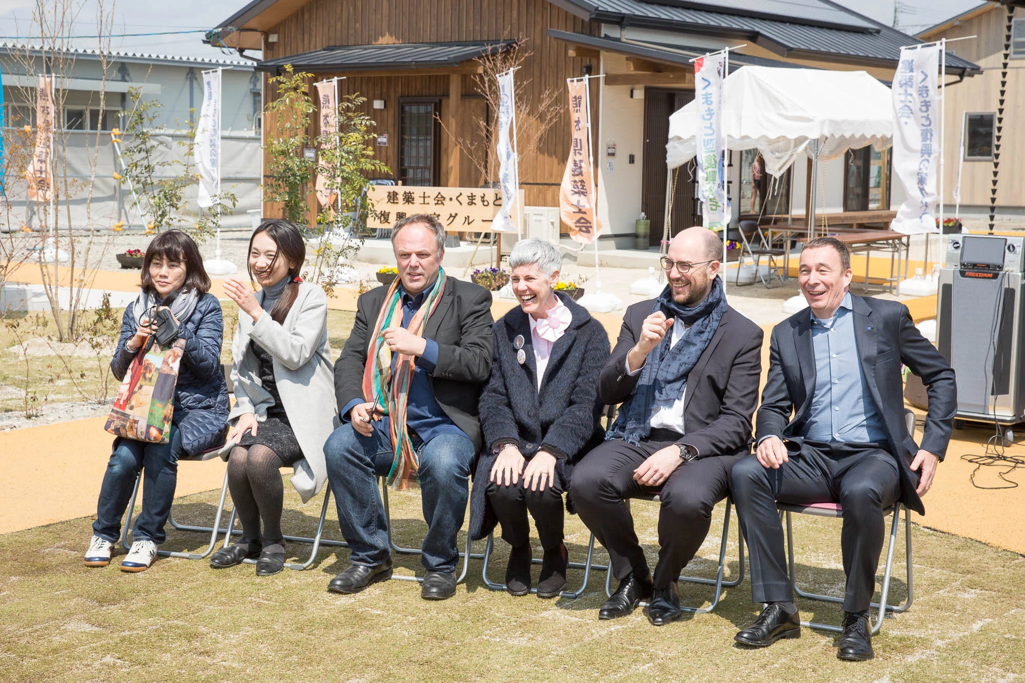 出席者の皆様：（右から）カールツァイス株式会社 代表取締役社長 シュテファン・サクレ様 / カールツァイス株式会社 最高財務責任者 ベンジャミン・デュブイッシュ様 / クライン ダイサム アーキテクツ アストリッド・クライン様 / クライン ダイサム アーキテクツ マーク・ダイサム様 / 岡野建築設計事務所 岡野道子様 / GA 山﨑誠子様 / 熊本県土木部建築住宅局 建築課&nbsp;課長 上妻様Attendees (L-R): Kozuma Manager (Kumamoto Prefec…