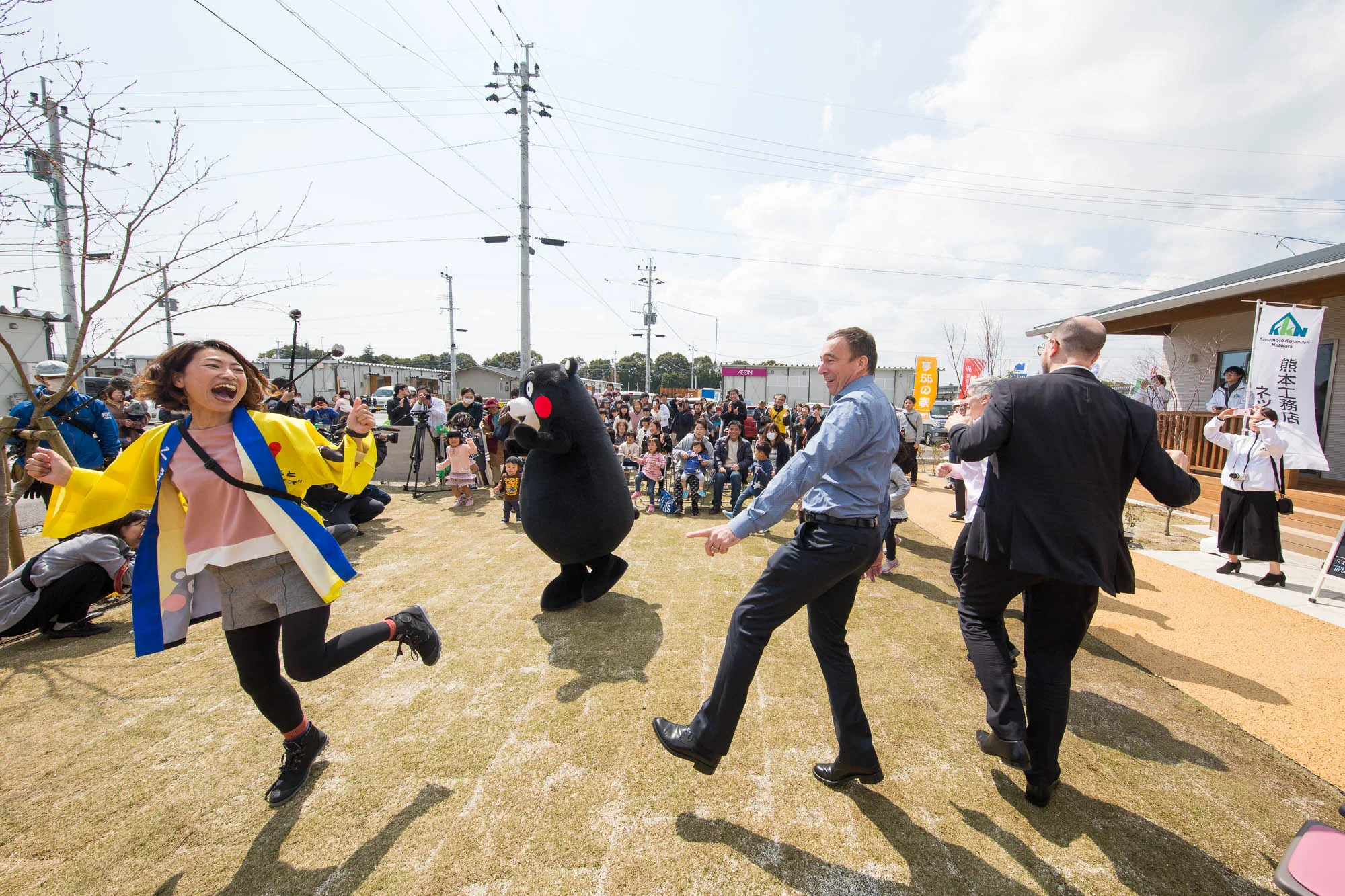 出席者の方がたもノリノリで踊っていただきました。