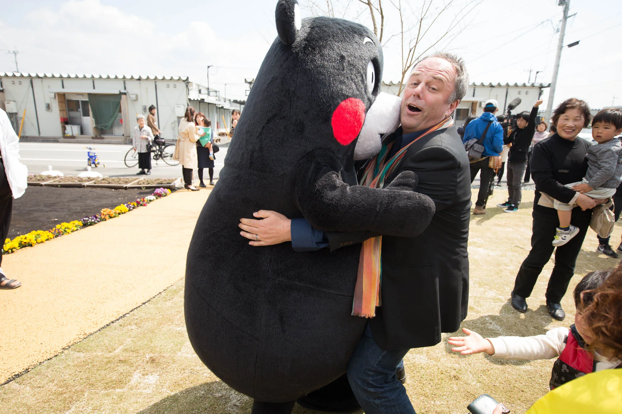 くまモンと戯れるマークさんMark Dytham having a hug with Kumamon