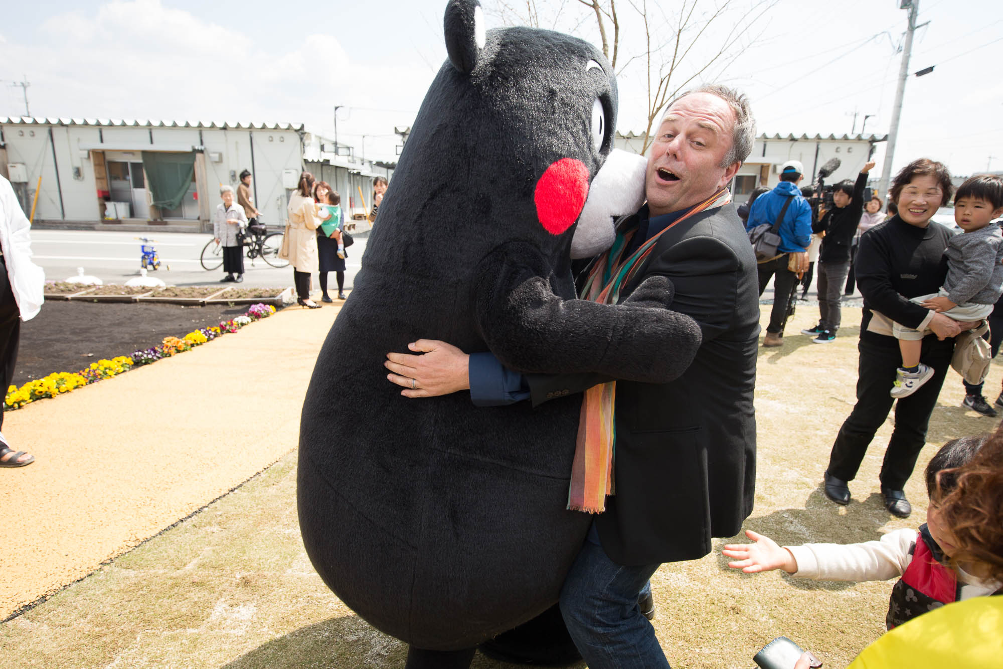 くまモンと戯れるマークさん Mark Dytham having a hug with Kumamon