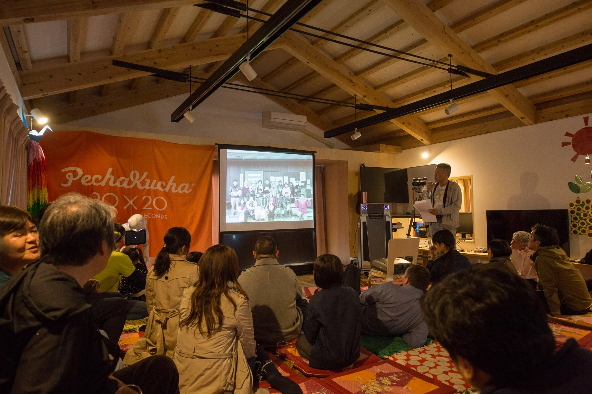 テクノ団地笑点街　木山接骨院　院長　増永 清人氏ご自身もテクノ団地の1DKに中型犬と暮らしていて、いぬねこの会会長さんです。仮設住宅では犬猫が好きではない方とも一緒に暮らしていくことになるため、お互いが気持ちよく暮らせるようペットのマナー講座を開講したり、ペットの飼い主を繋ぐワークショップを開くなど、ペットを理解してもらおうと努力をされている姿にペットへの愛を感じました。