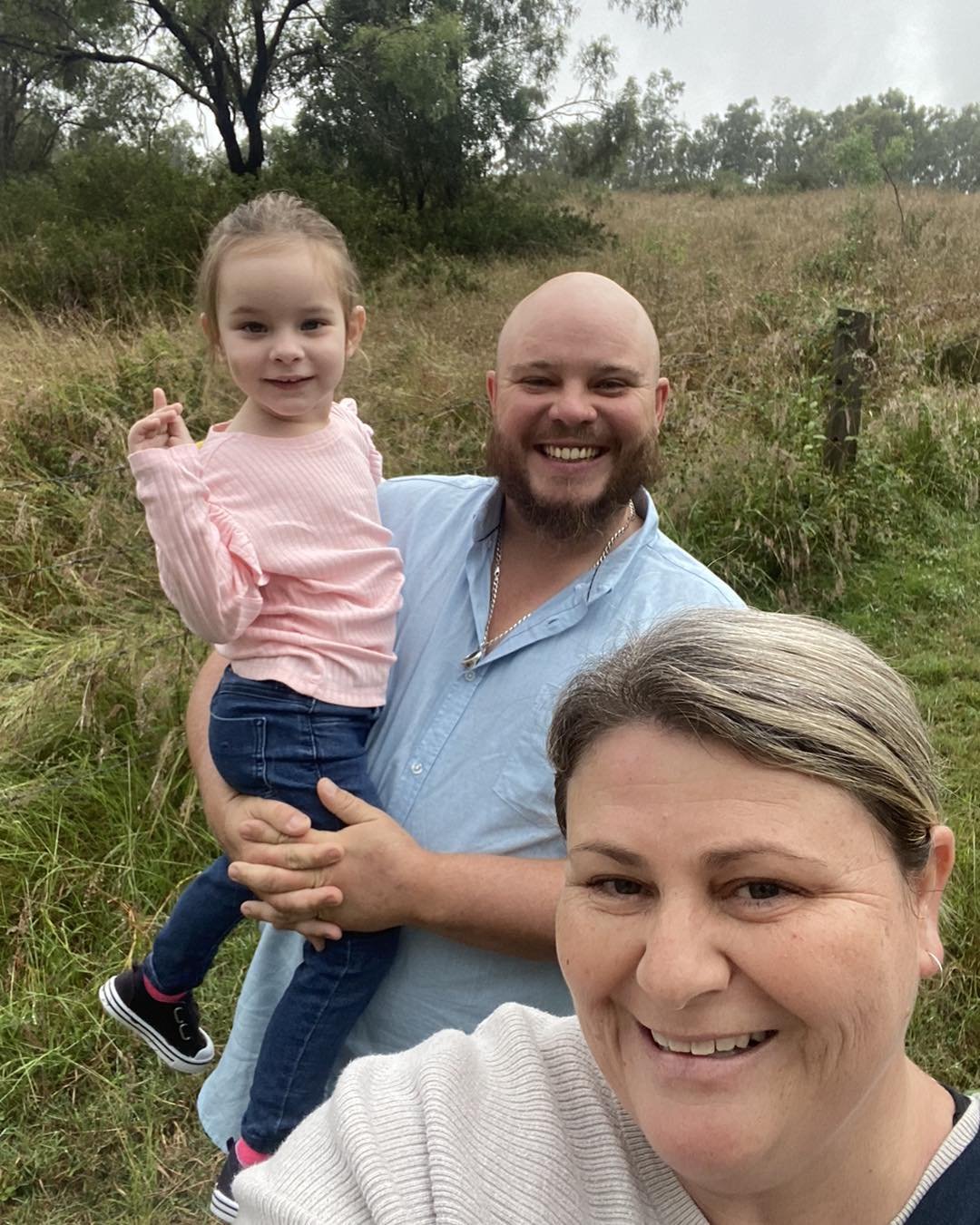 Jake drove all the way from Sydney for a special portrait session with his daughter Oaklyn! Yep you read that right 😜
So when the day started with rain we were quite disappointed but hopeful the sun would appear in time for our session. 
Unfortunate