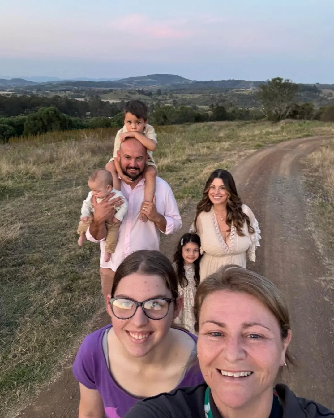 #presessionselfie with the Zepirain Family 🥰 These guys are my lovely neighbors and Savanna up the front with me was my work experience student last week but due to sickness she missed out on tagging along to a photoshoot… so I invited her al
