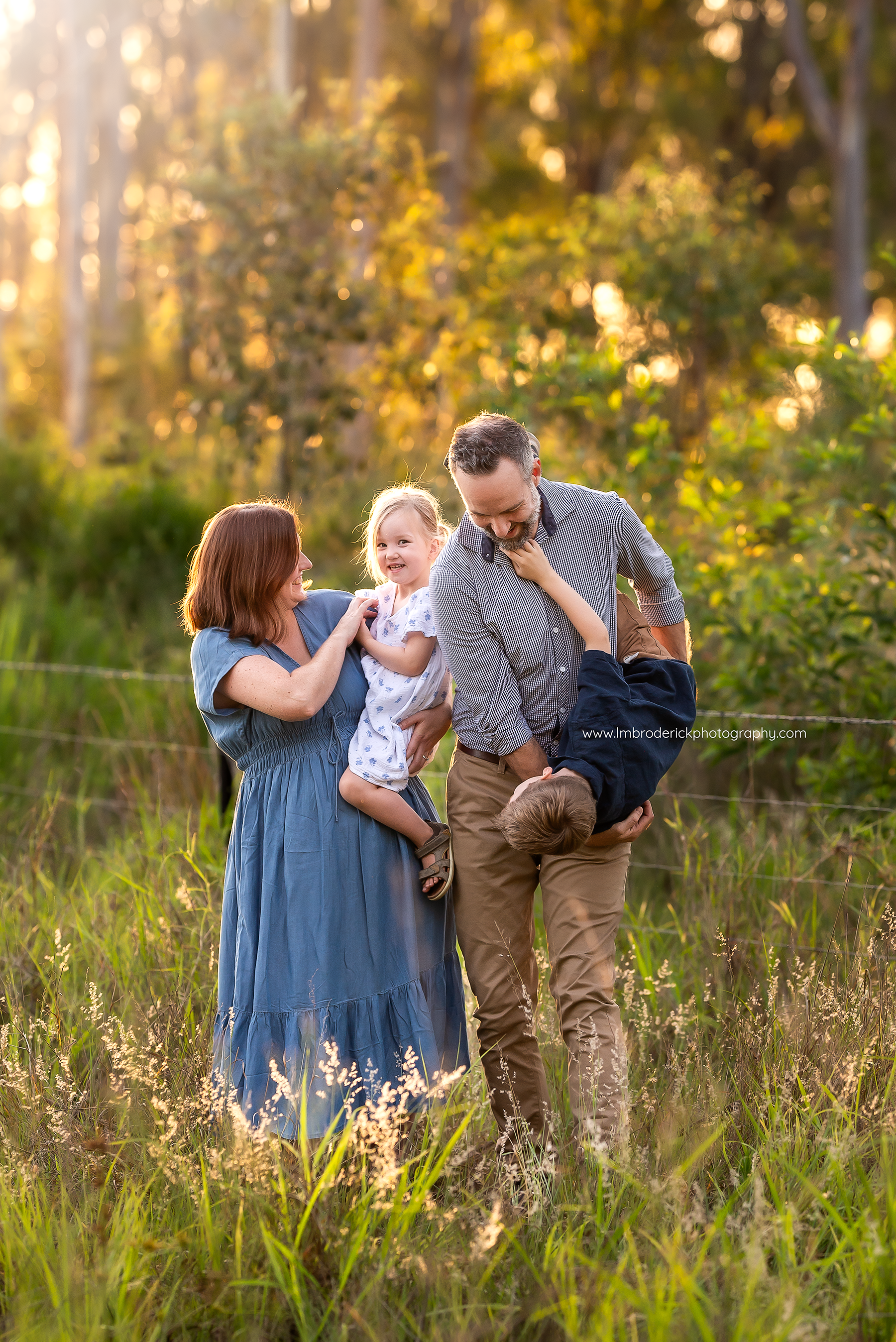 fernvale family with thier two young kids playing along the Brisbane valley rail trail