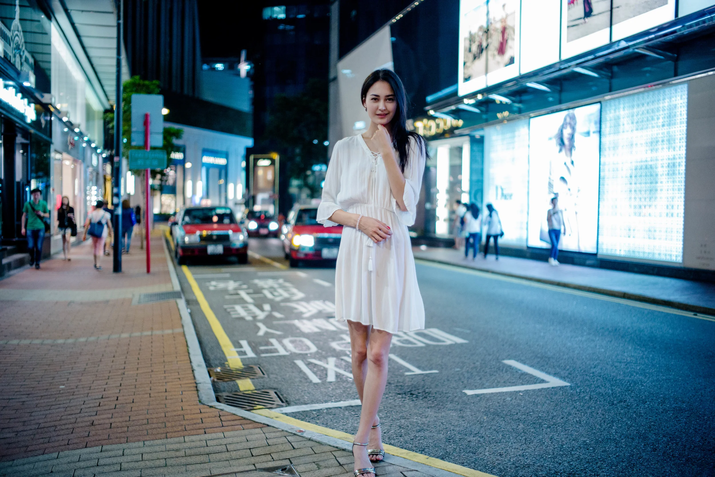35mm f/1.4 Summilux AA - A whole body image with a deep background of non-competing urban objects blurred out to provide context of the scene.