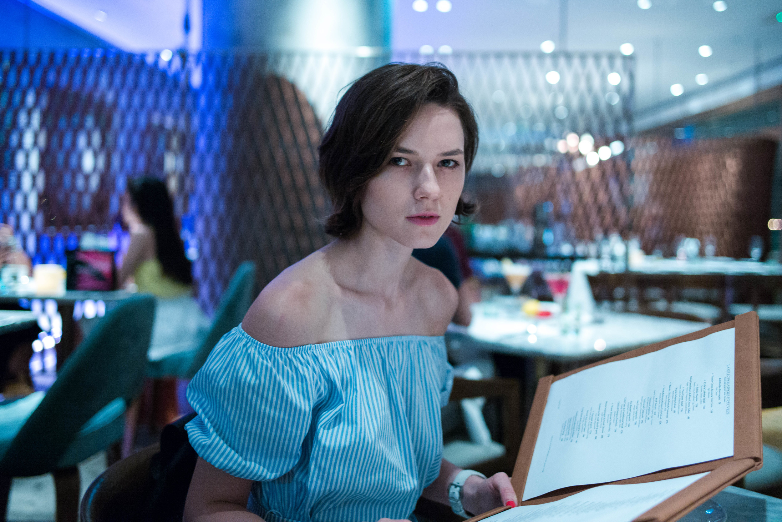 By comparison, at 28mm, you can get much more of the background, sitting at the same position as the first image taken with a fast 50mm lens. Admittedly, a 35mm lens would also let in more of the background, however, not as much as the 28mm focal length.