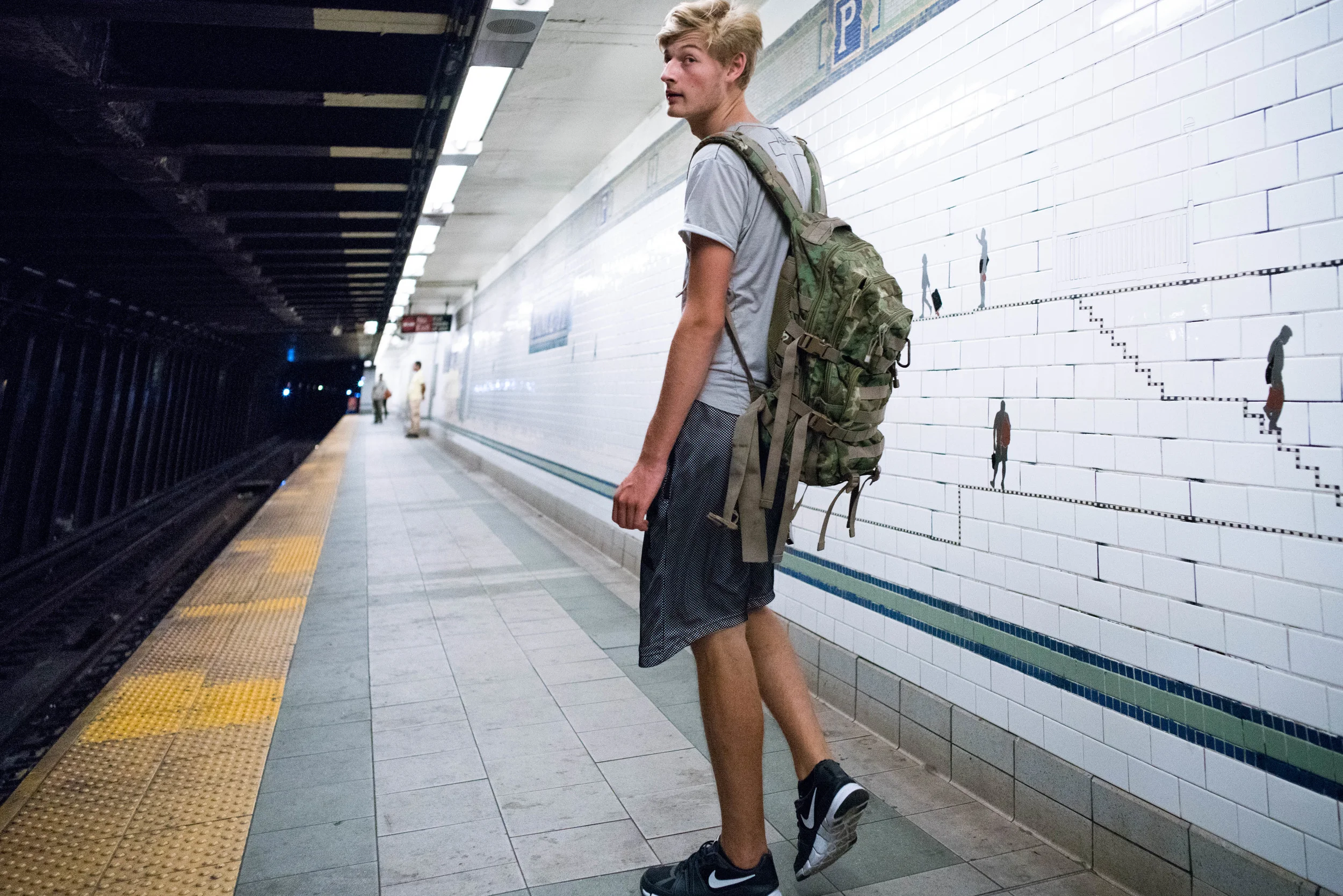 For a tall subject like him, I would have had to shoot further away to get all of him into the frame. That meant I would have had to include a crowd of people that were directly behind me. Because I was close enough, no one photobombed my shot. Shot at f/2.8 in bad light.
