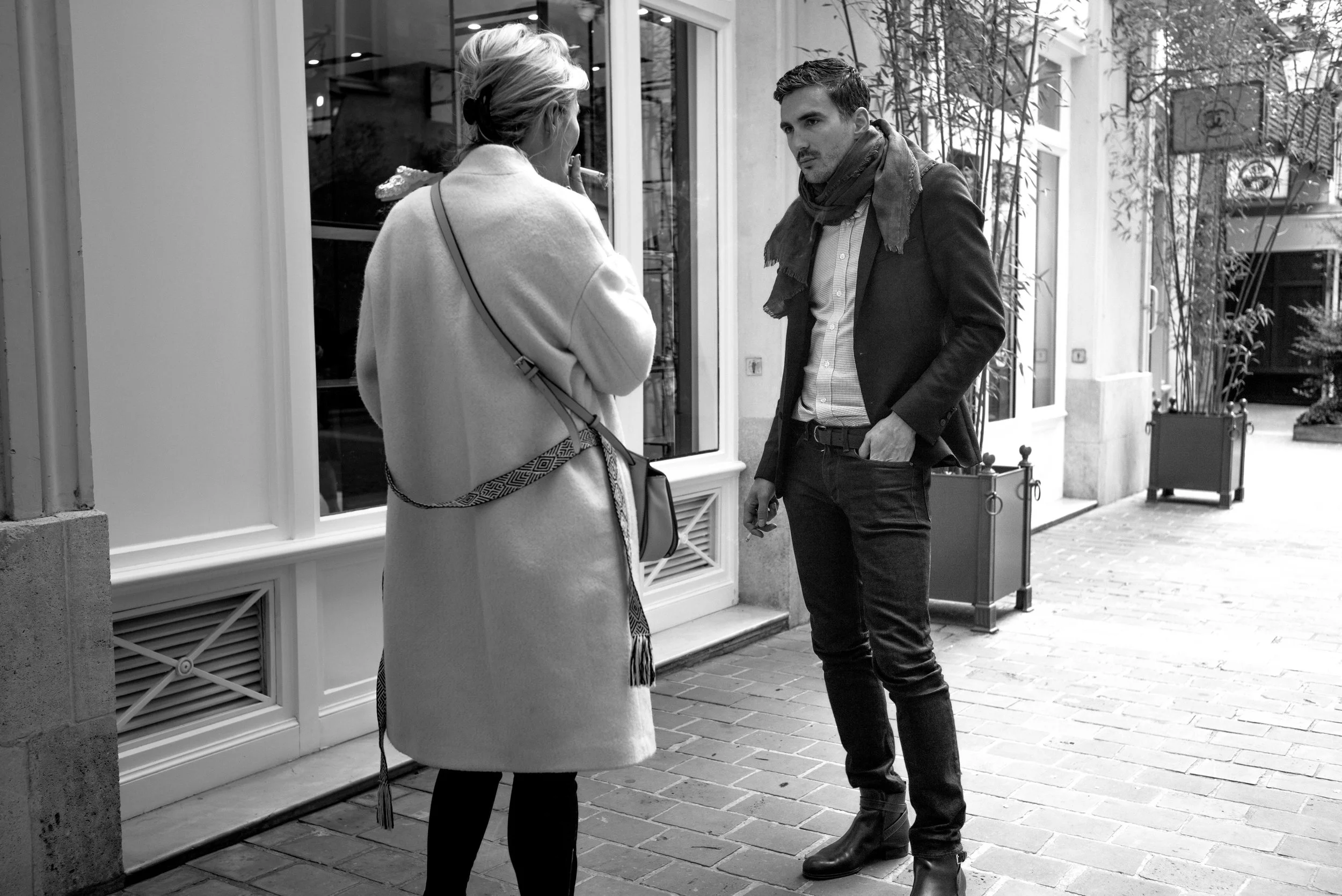 There is nothing special about this image too. It's just an opportunistic image capture of two smokers talking in Paris.