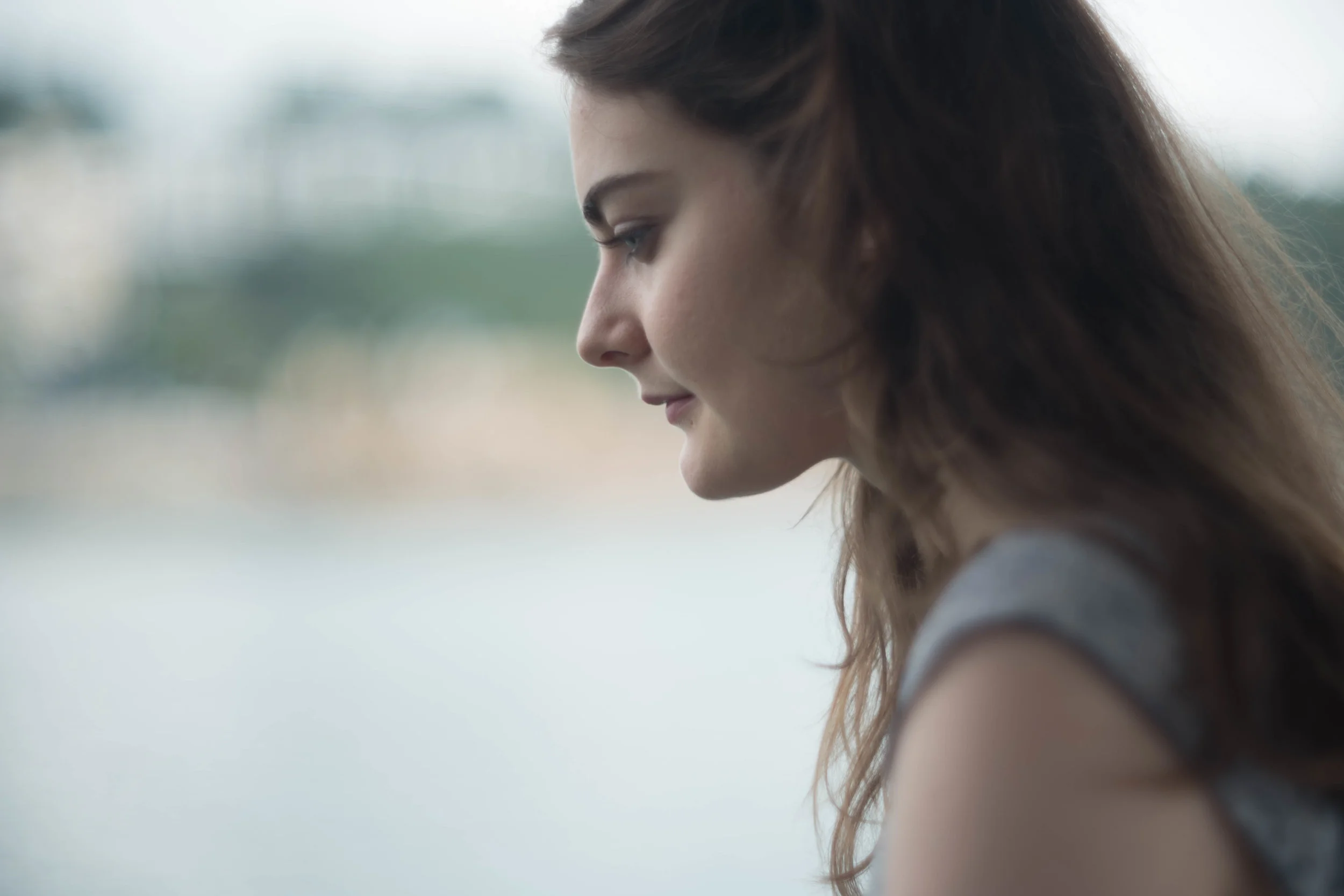 When the background isn't interesting on the 85mm f/1.5 Summarex, it just melts away into a gradation of colors.