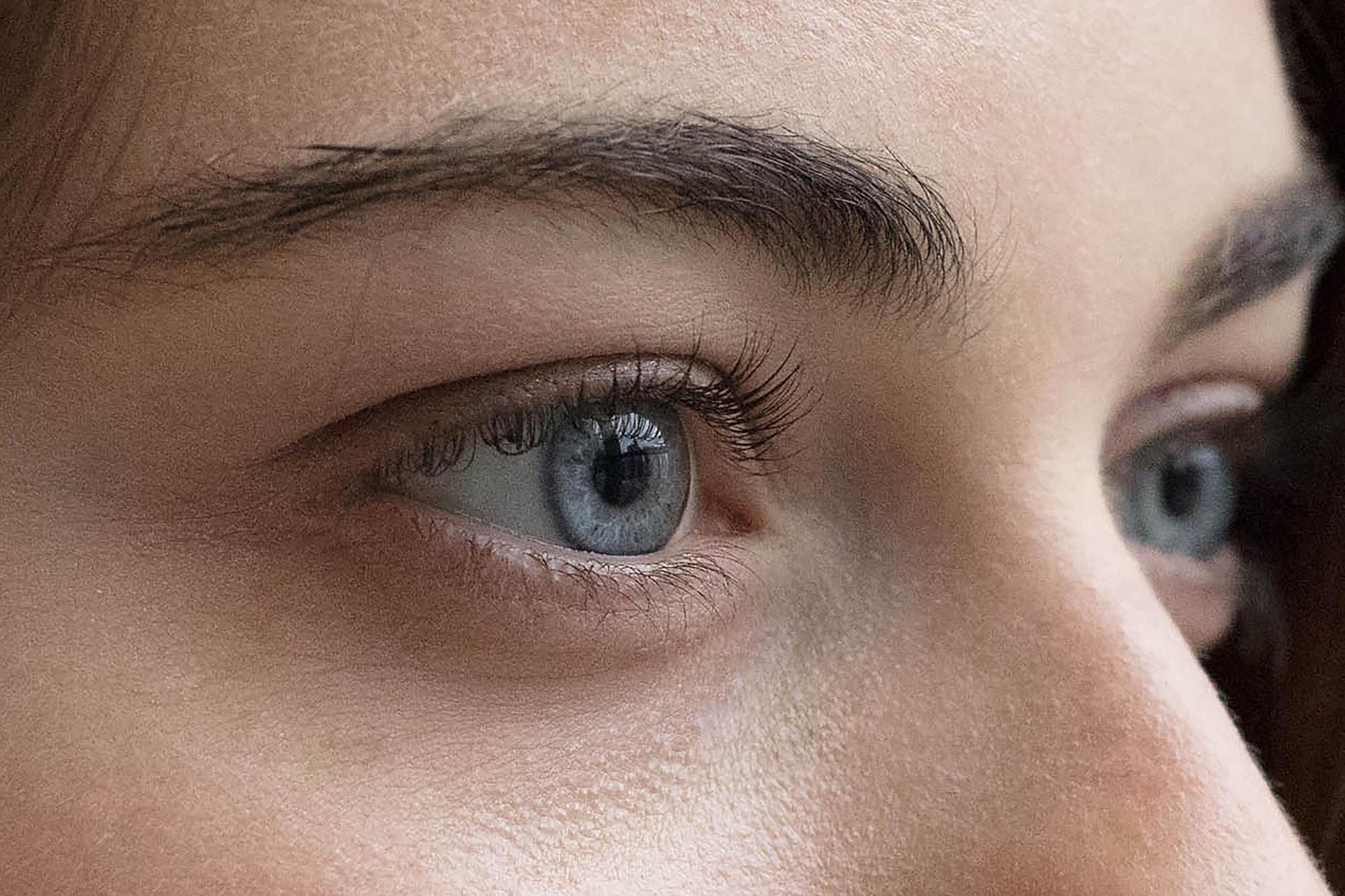 Canon 5DSr + Canon 35mm f/1.4 USM II at f/4 - Magnification. Clearly, the details of the eye lashes on the 5DSr from the USM II version is the most refined. Plus, Anna's baby blues just pops out in this combination. OMG, that is amazing!