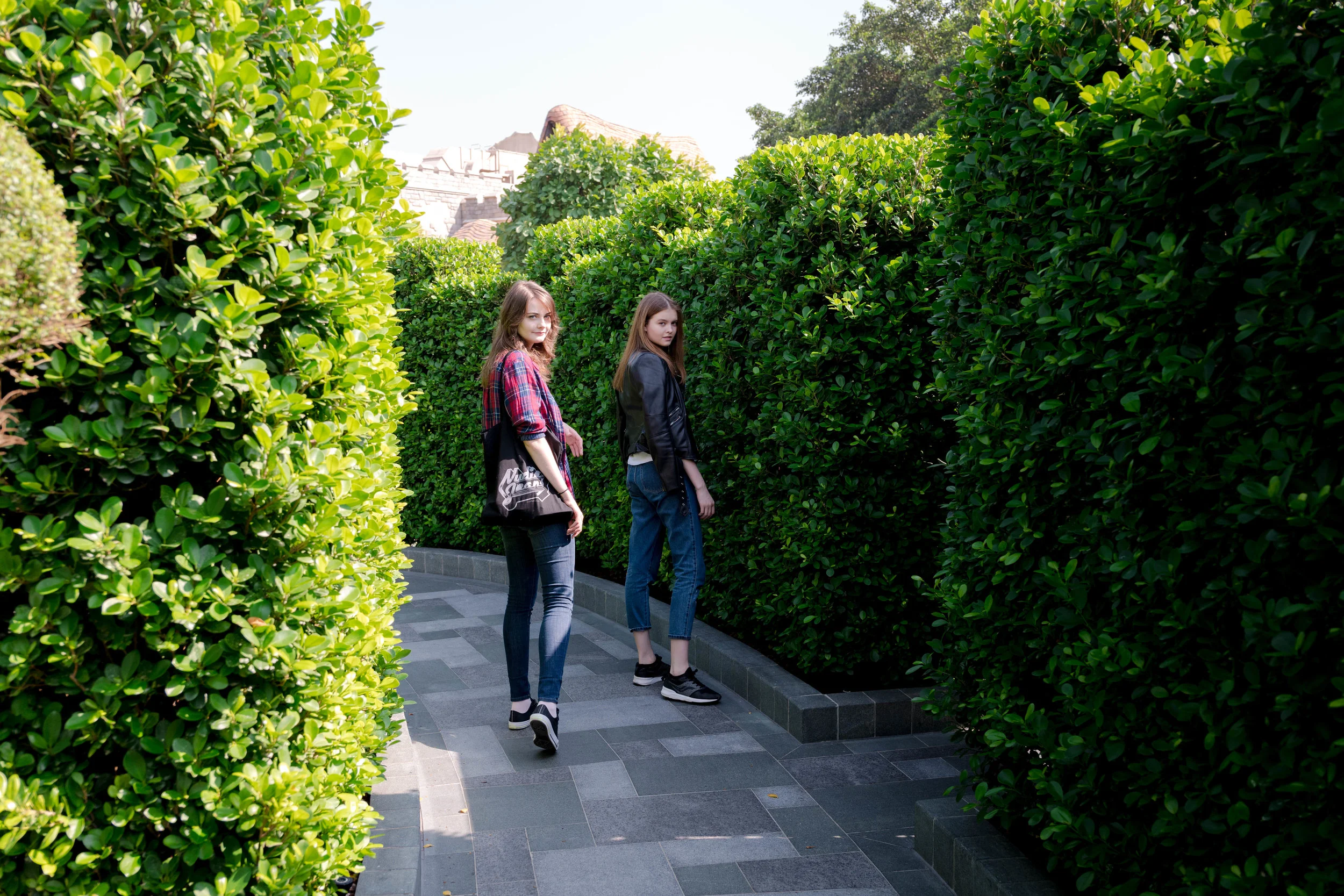 The autofocus completely missed focus on either Anna or Lessy's face in this image. The autofocus selected focus on the contrasty leaves of the closer hedges. I had to manipulate the camera's position to focus on the leaves closer to Anna and Lessy, in order to reasonably get focus.