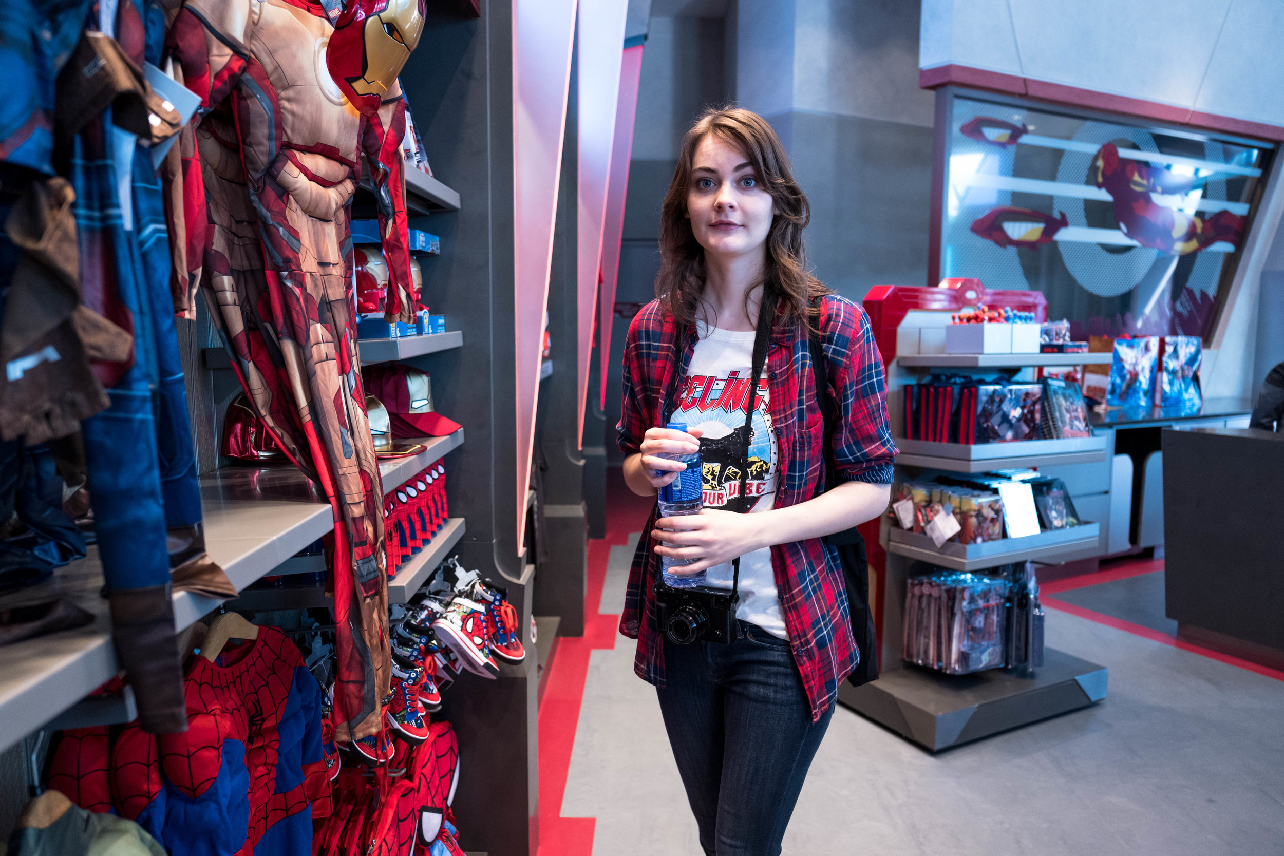 A quick turn around shot at the Marvel gift shop. The autofocus was able to select focus in auto mode. I guess I was close enough for the face detection to get sufficient contrast.