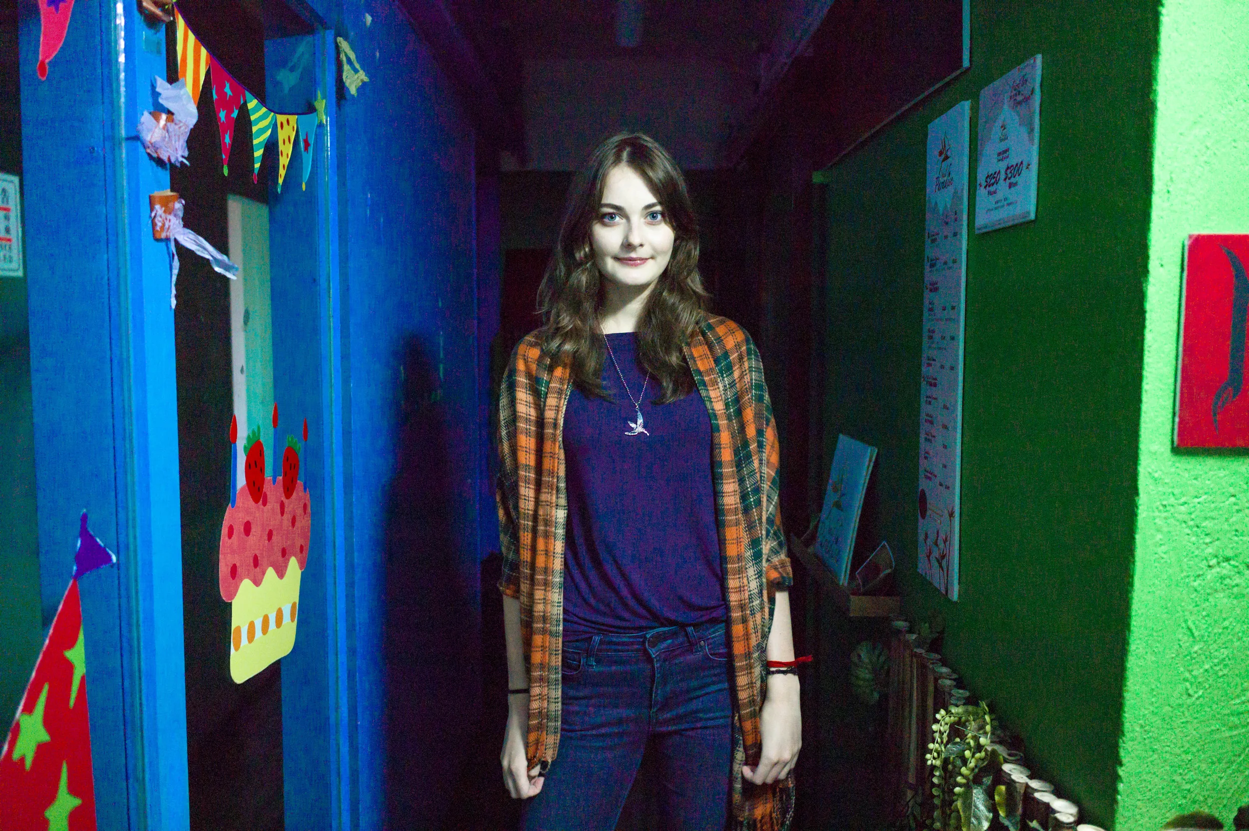 M9 - Anna's shirt has many pixelated artifact. +1 stop