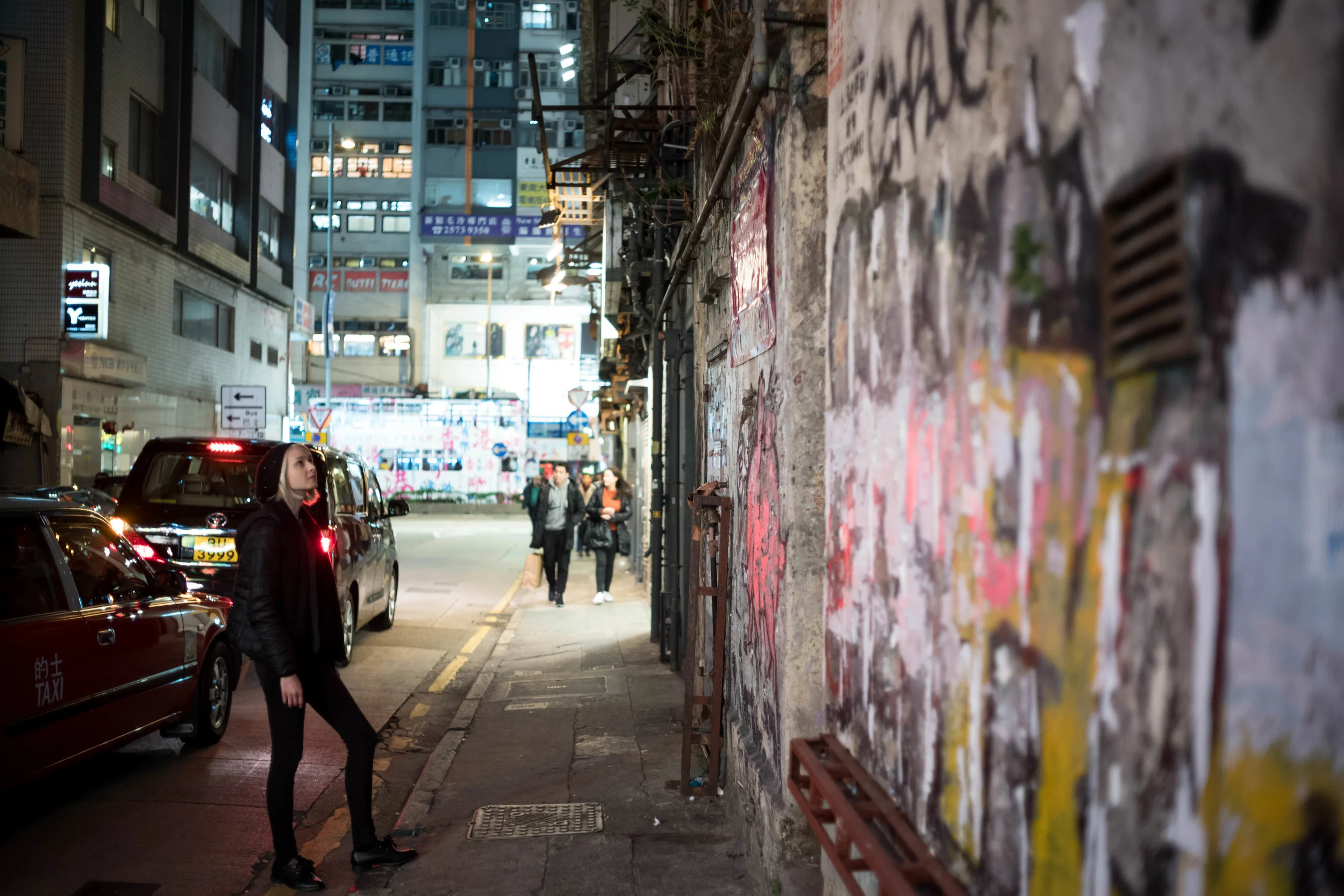 Leica 35mm f/1.4 Summilux AA - ISO 800 - An environmental portrait from a much further focusing distance.