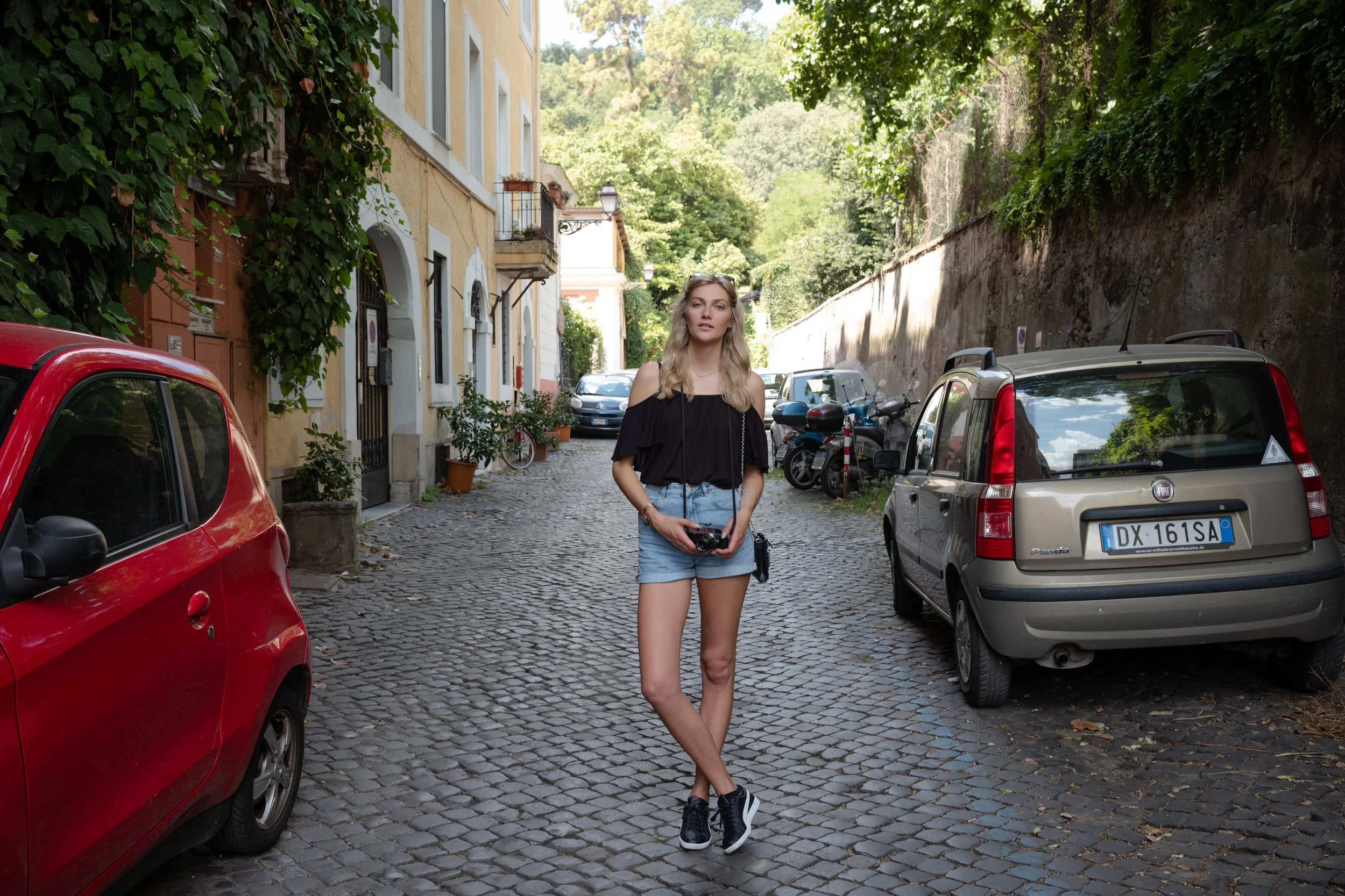 Leica M10 + Leica 35mm f/1.4 Summilux-M ASPH FLE - from 12ft (or roughly 4m) - At 35mm, the top of the trees are beginning to be cropped at the top of the frame.