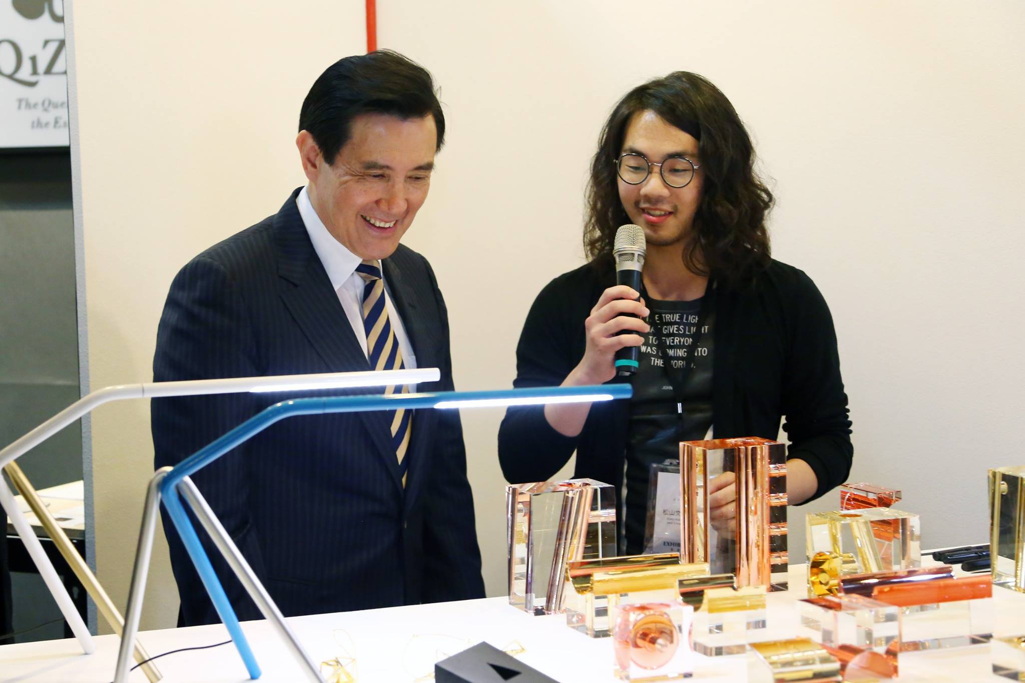  Director Ray Teng Pai introducing award winning products to the president. 