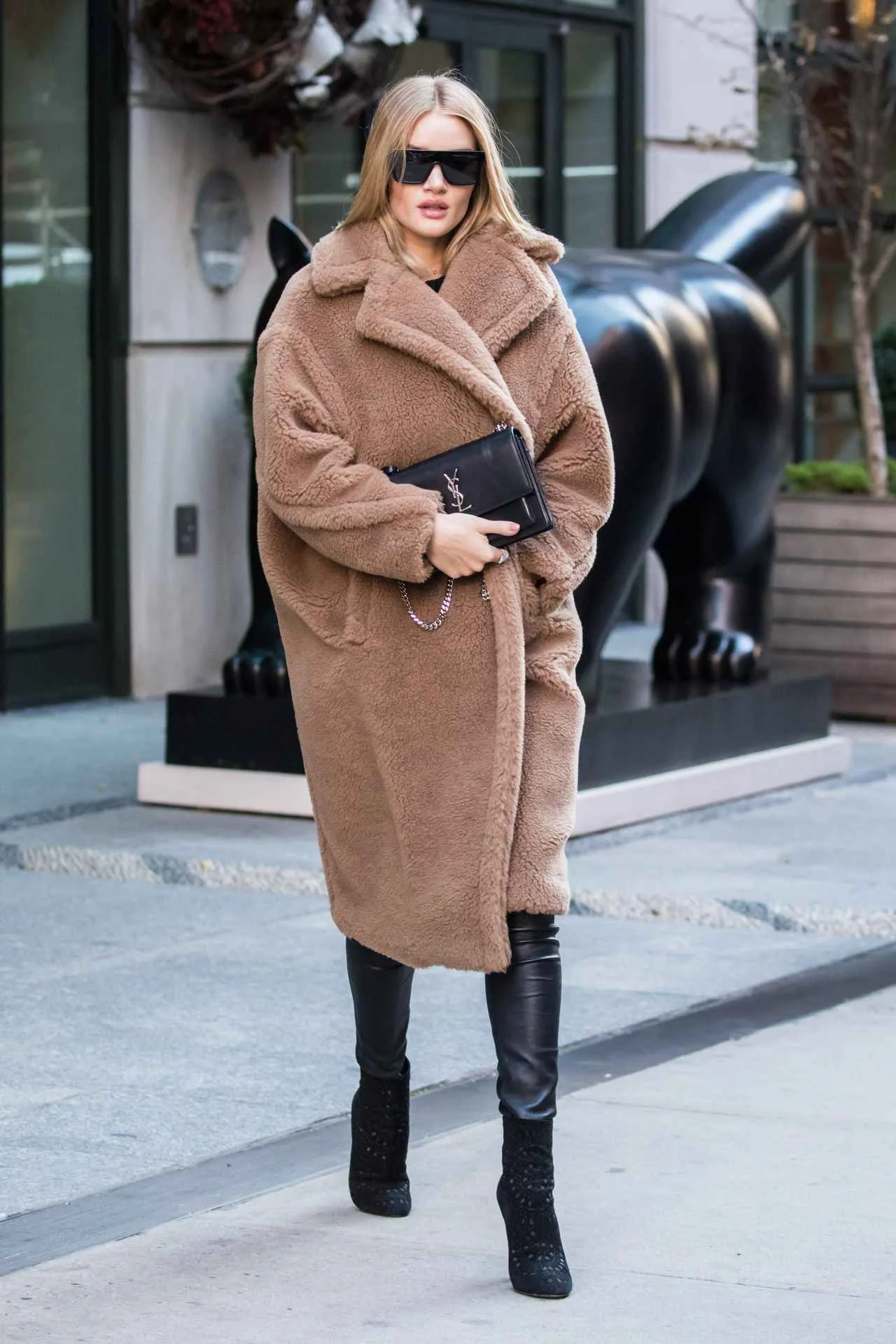 パパラッチされつつも堂々たるセレブの貫禄で登場したのはRosie Huntington 出典:Getty Images