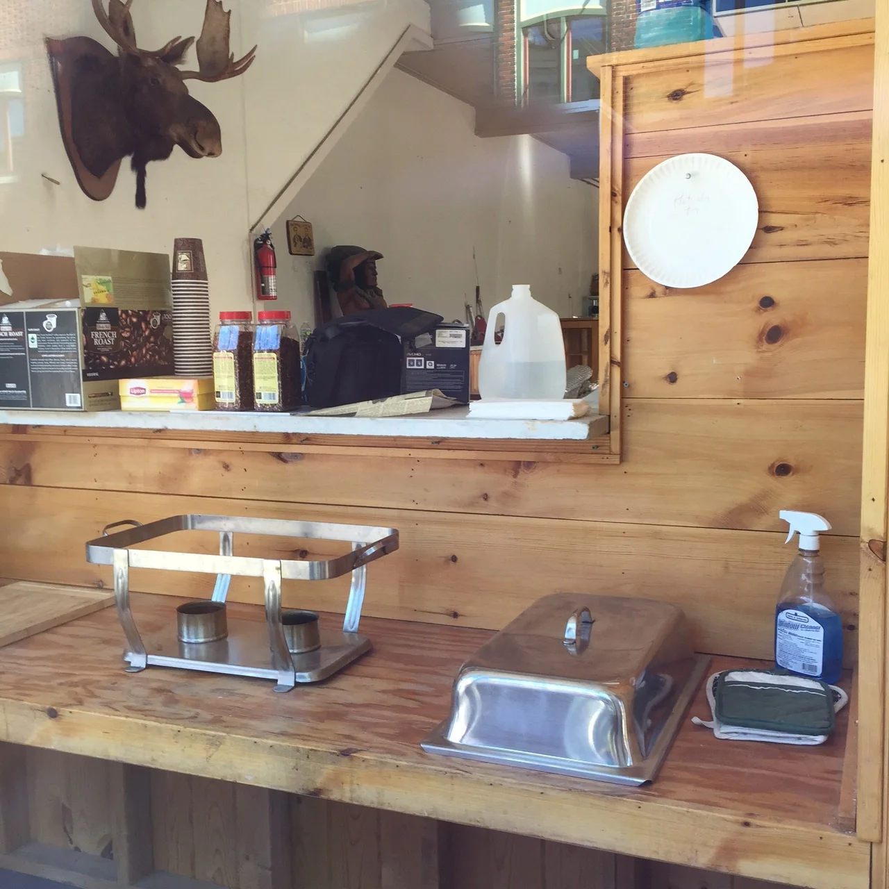 Is it a log cabin? Or an auction house. It's the pizza station for the live auctions!