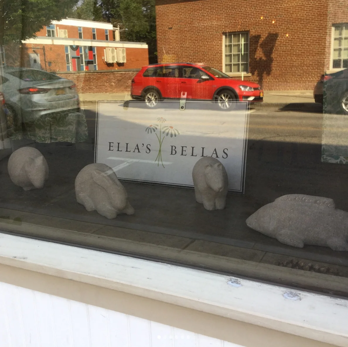 Window: Ella's Bellas, 418 Main Street Artist: Judith Kepner Rose Photo Credit: Judith Kepner Rose Sculpture
