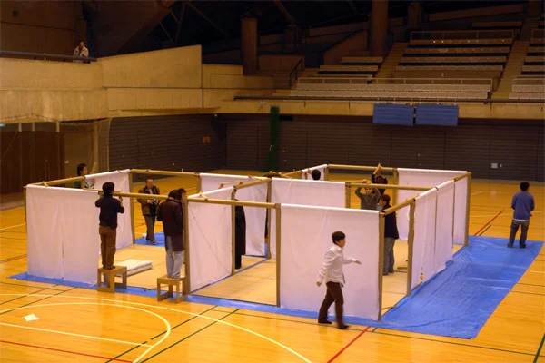Arquitectura de papel para la catastrofe del tsunami de Japón en 2011.