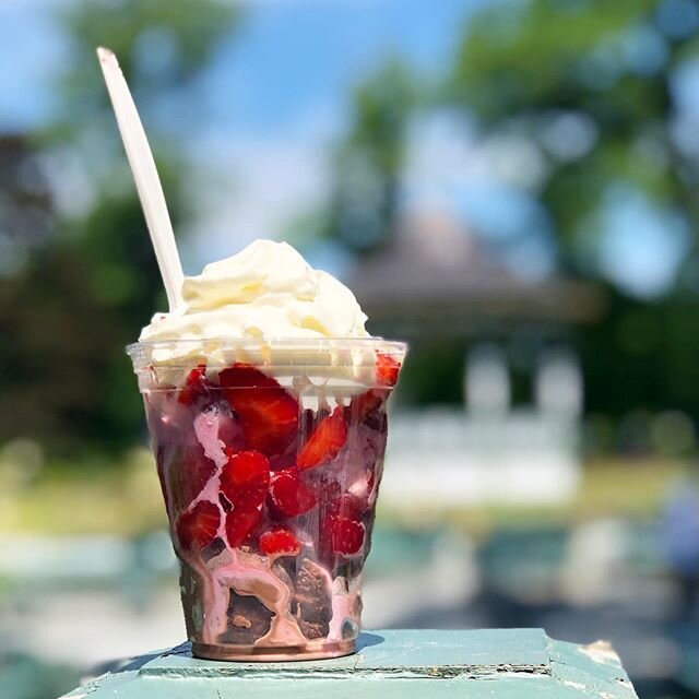 I skipped lunch and went straight to dessert! Fresh Valley Strawberry Sundaes at @uncommongroundspublicgardens 😍 @ilovelocalhfx @developns #ReOpenCityHFX
#supportlocal