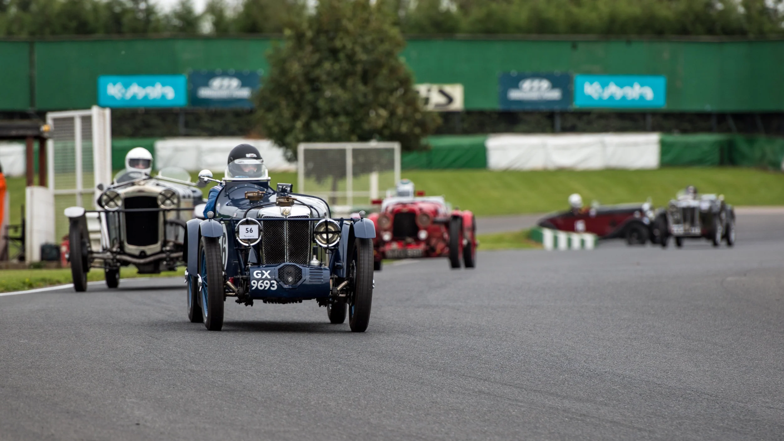 2016 ODM Award winner Duncan Potter leads the pack into the Devil's Elbow ; Scott Mattock