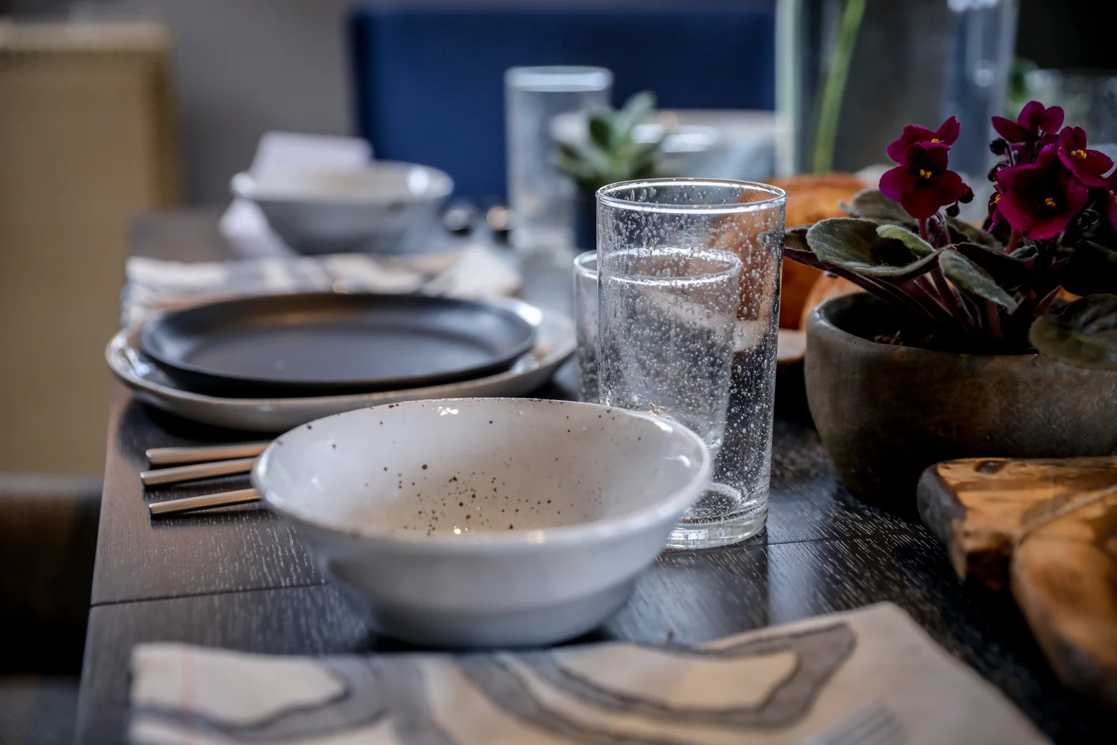 Rustic-Tablescape-Black-White-Bowl-Bubble-Glasses.jpg