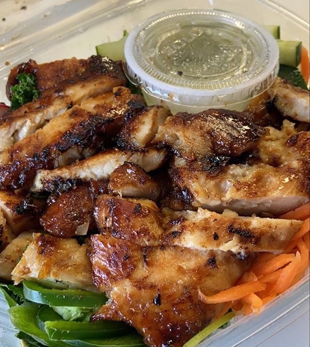 Feels like a salad day @mamieatery 📸 @munchwithmanda #banhmisalad #healthyfood #healthy #salad #glutenfree #vietnamesefood #mamieatery