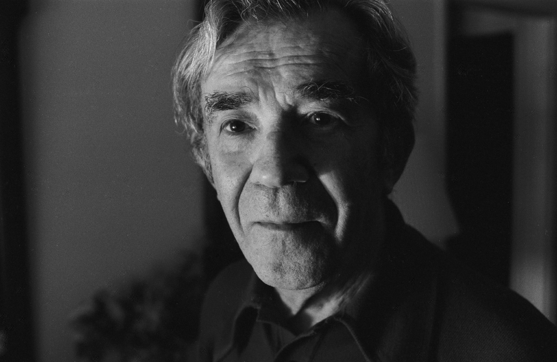  Max Greenberg is 69 years old. He has forgotten his life. 