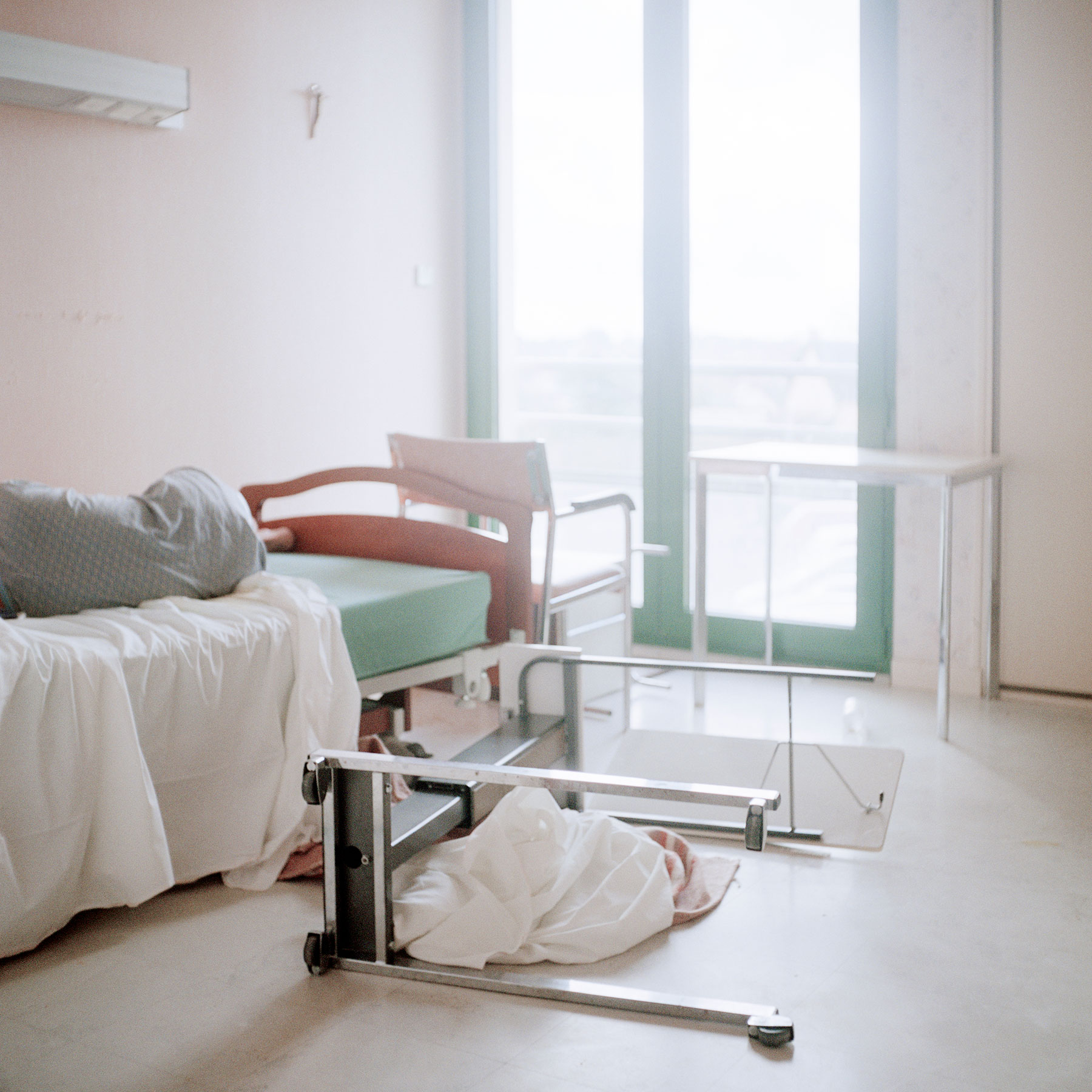  Seven A.M. in a resident’s room after a long night in the ward. Alzheimer’s disease can cause behaviour difficulties such as aggressiveness, eating disorders, increased anxiety or depressive tendencies. 