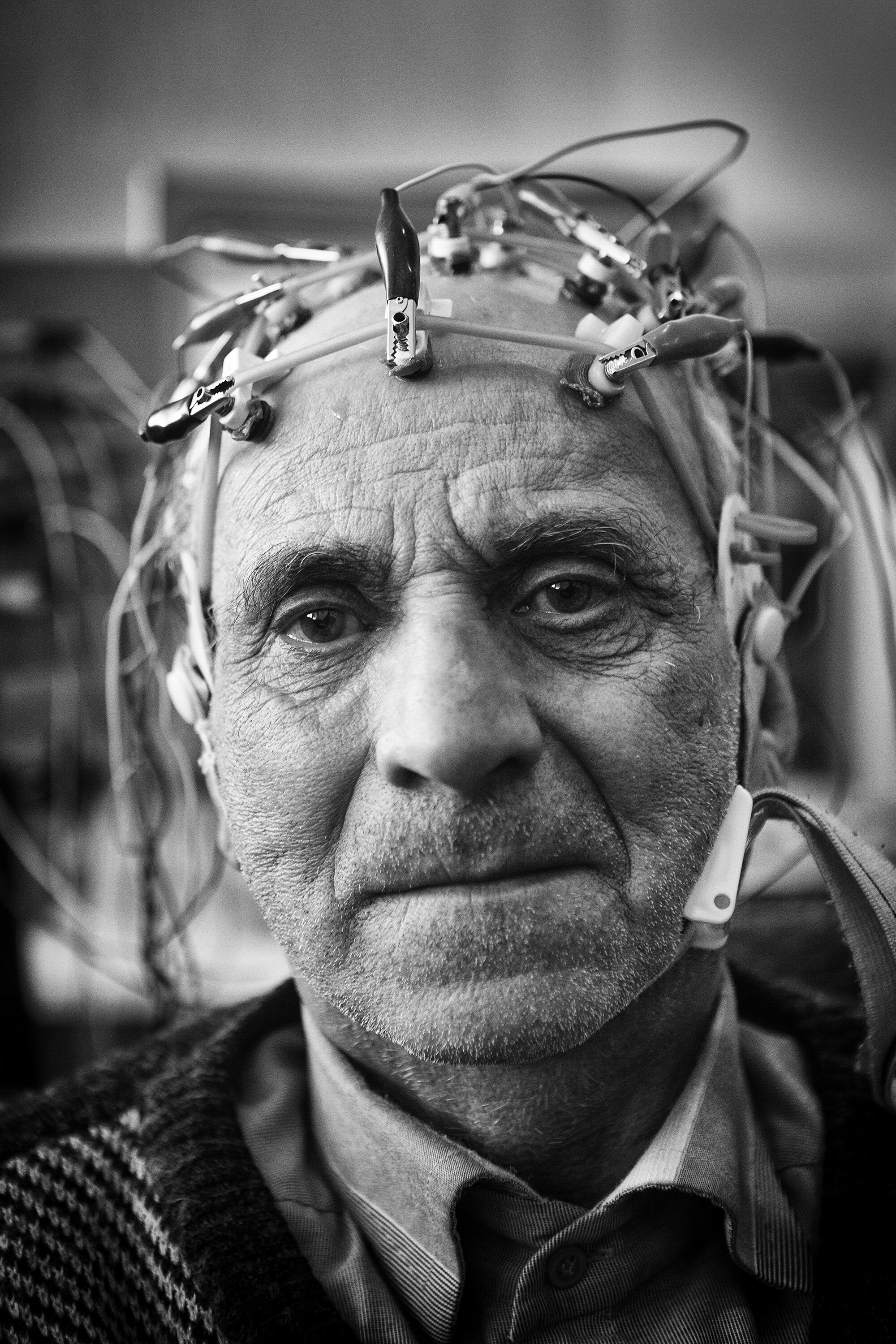  The doctor is taking cerebral tape of my father on the days we found out that his Alzheimer’s had seriously progressed. 