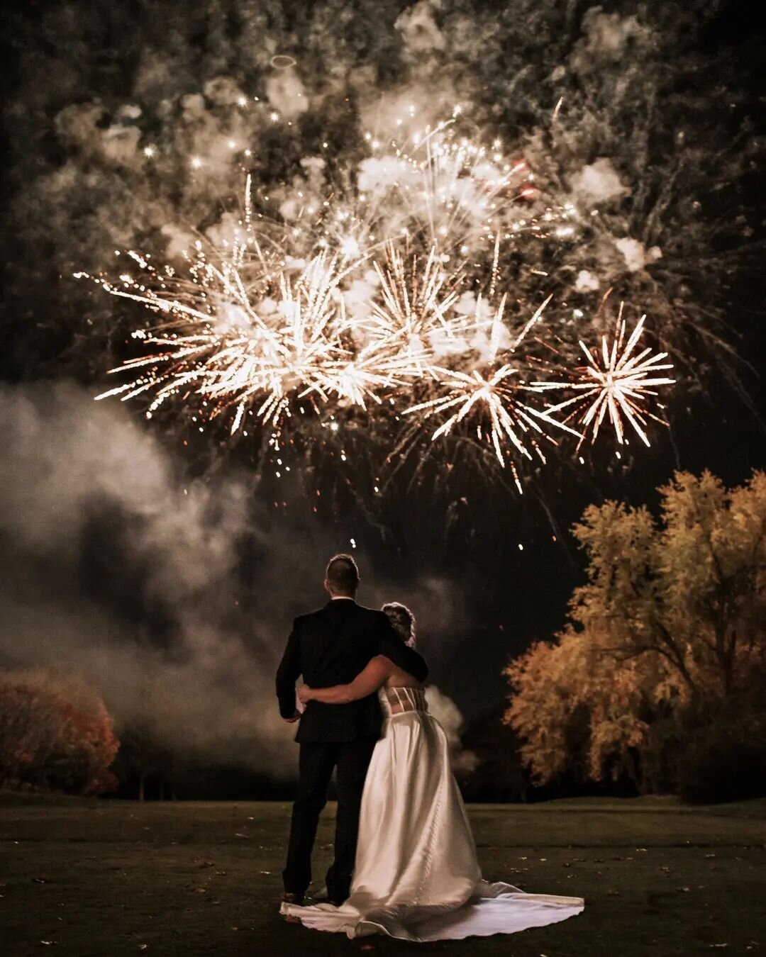 My last wedding of the year quite literally went out with a bang🎆
.
.
.
.
.
.
#meganernstphotography #fireworks #fireworkshow #postthepeople #liveauthentic #loveauthentic #weddingday #weddingthings #reallife #realwedding #authenticlove #weddingwire 